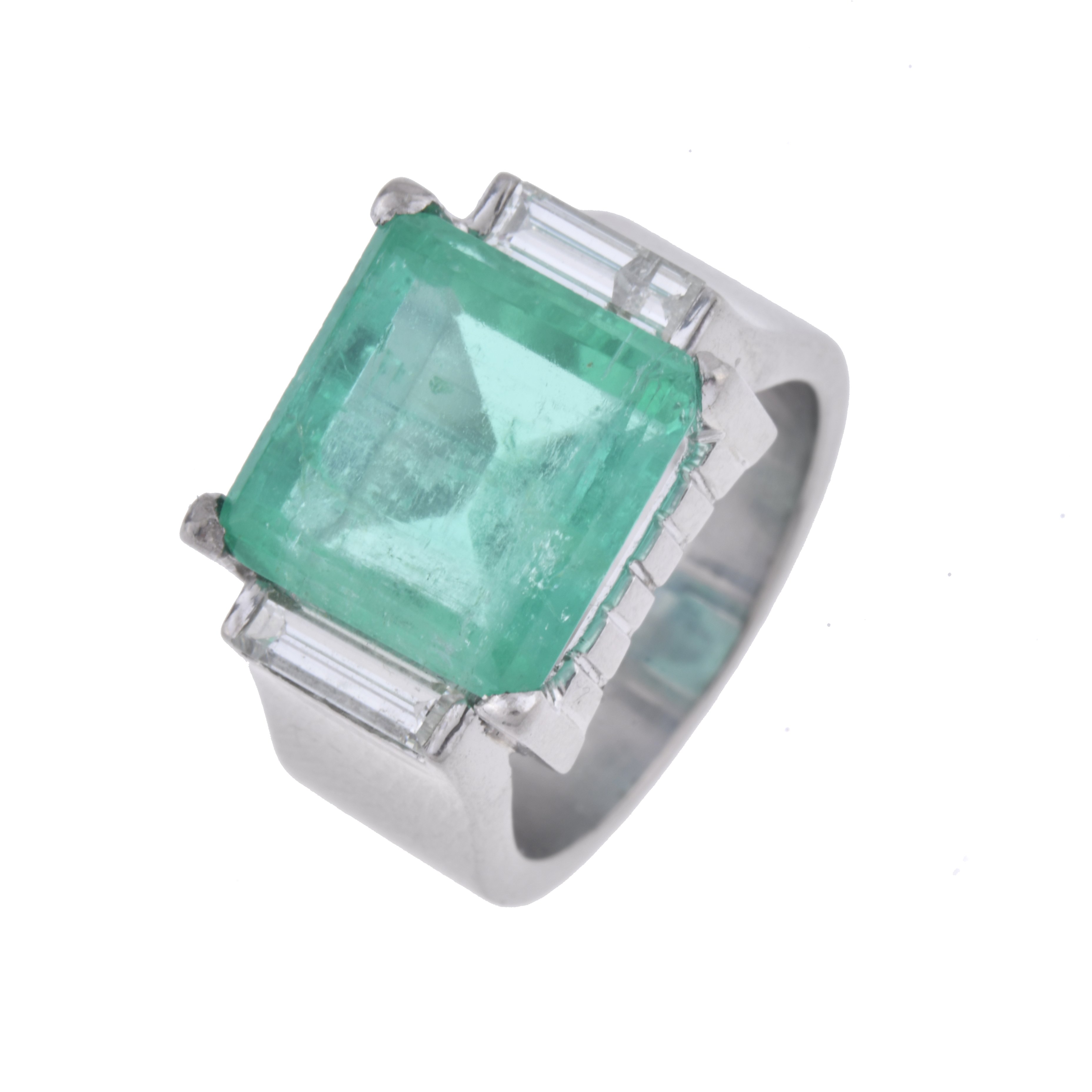 Anillo con esmeralda y diamantes.