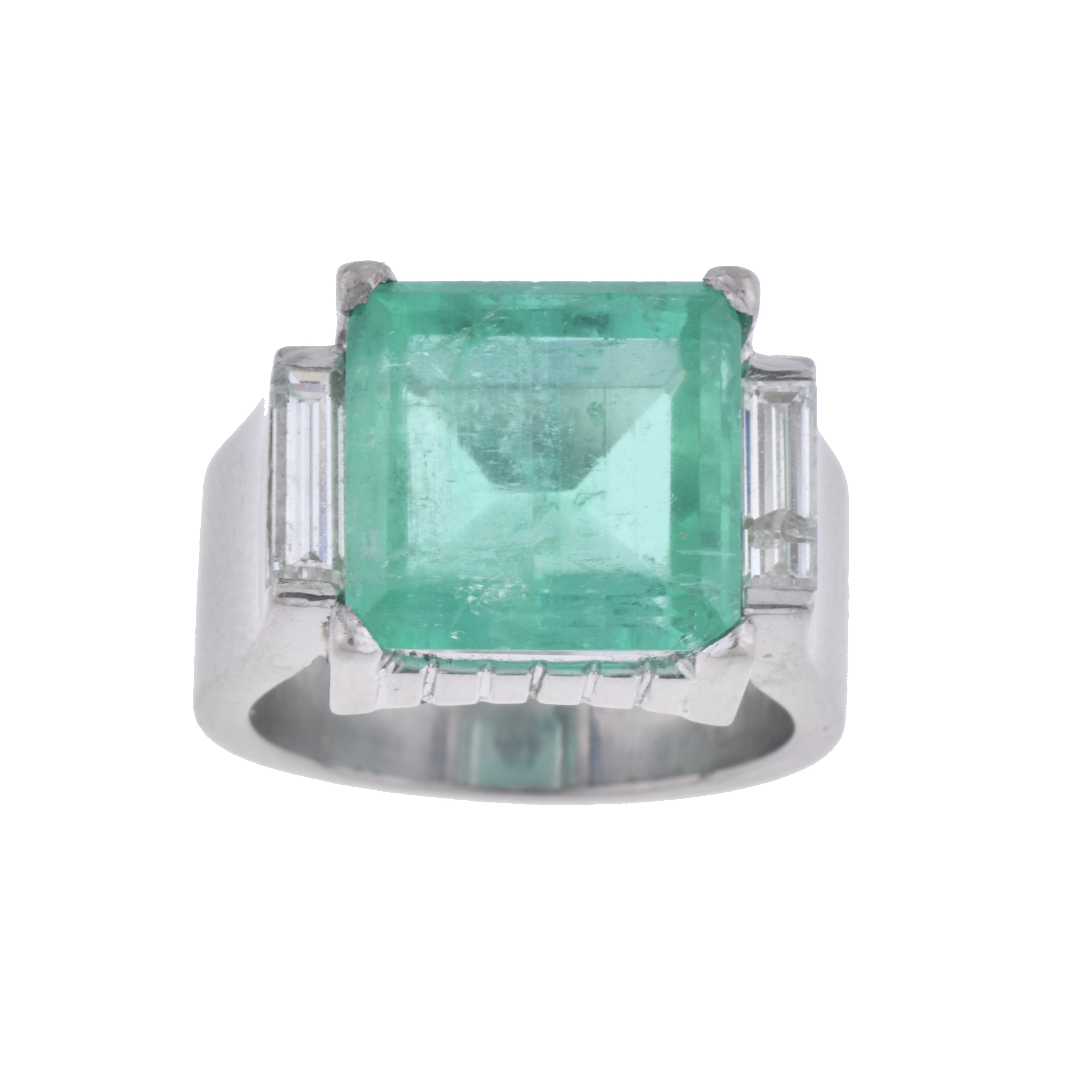 Anillo con esmeralda y diamantes.