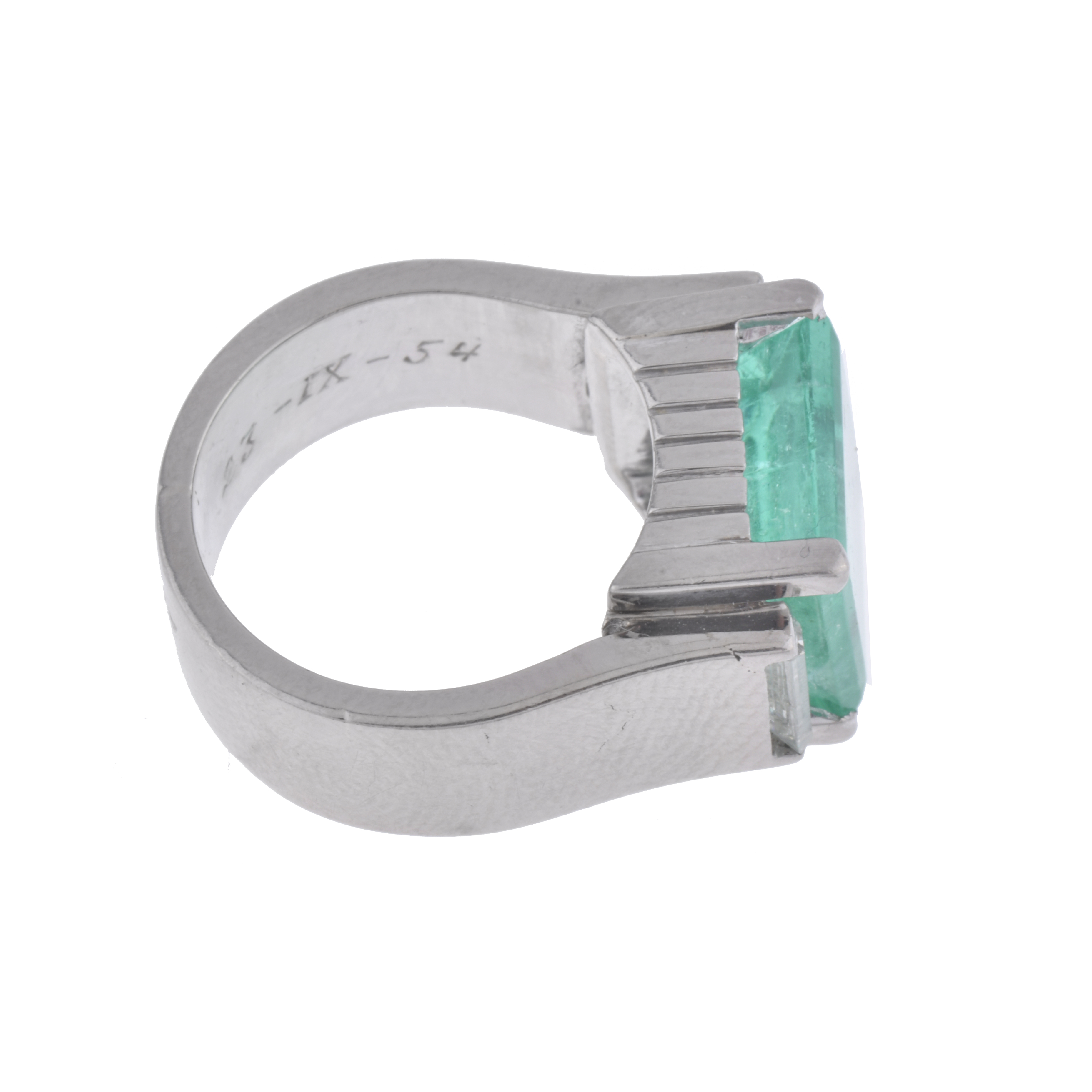 Anillo con esmeralda y diamantes.