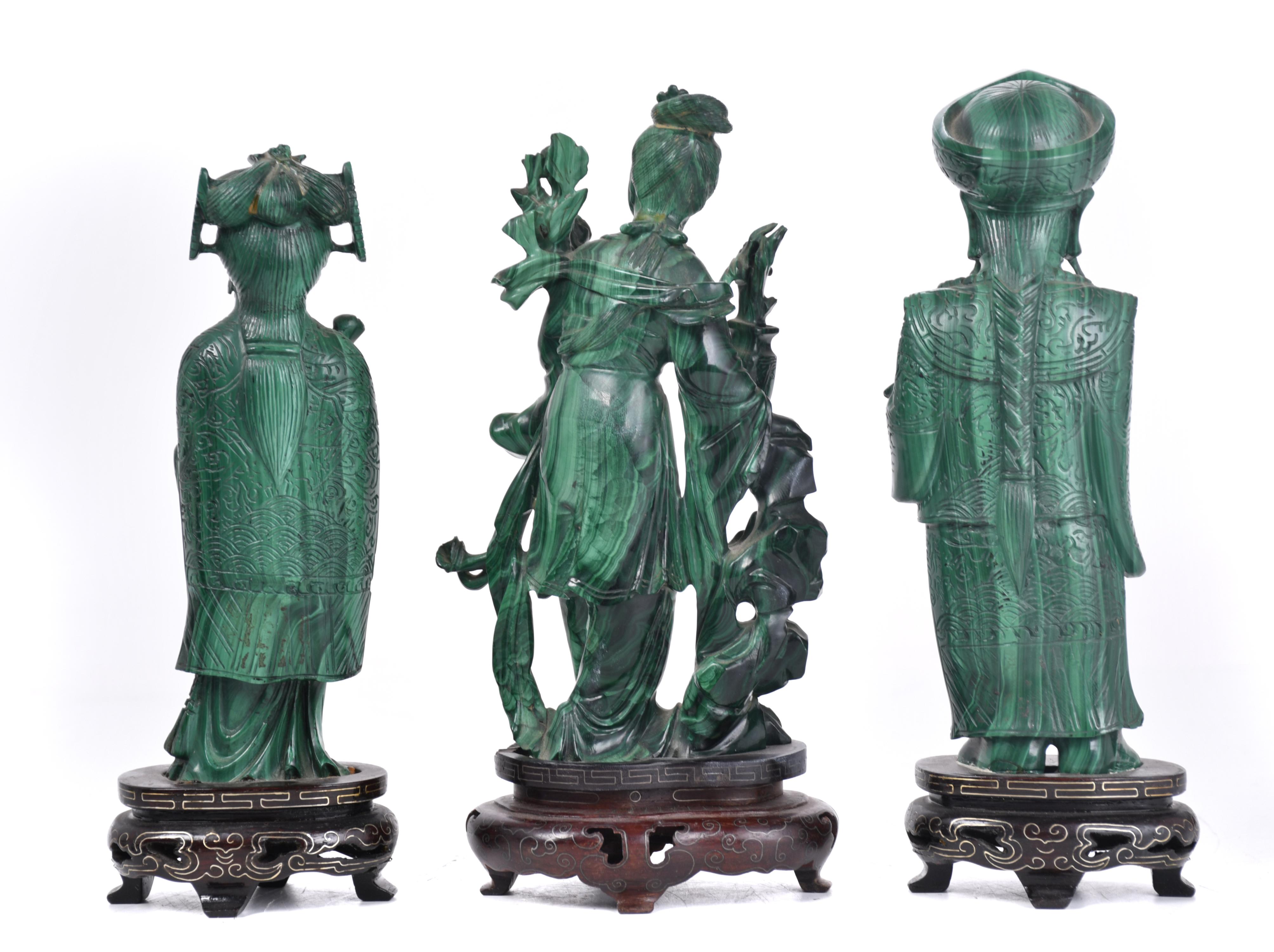 ESCUELA CHINA, SIGLO XX.  "Guanyin" y pareja de Dignatarios.