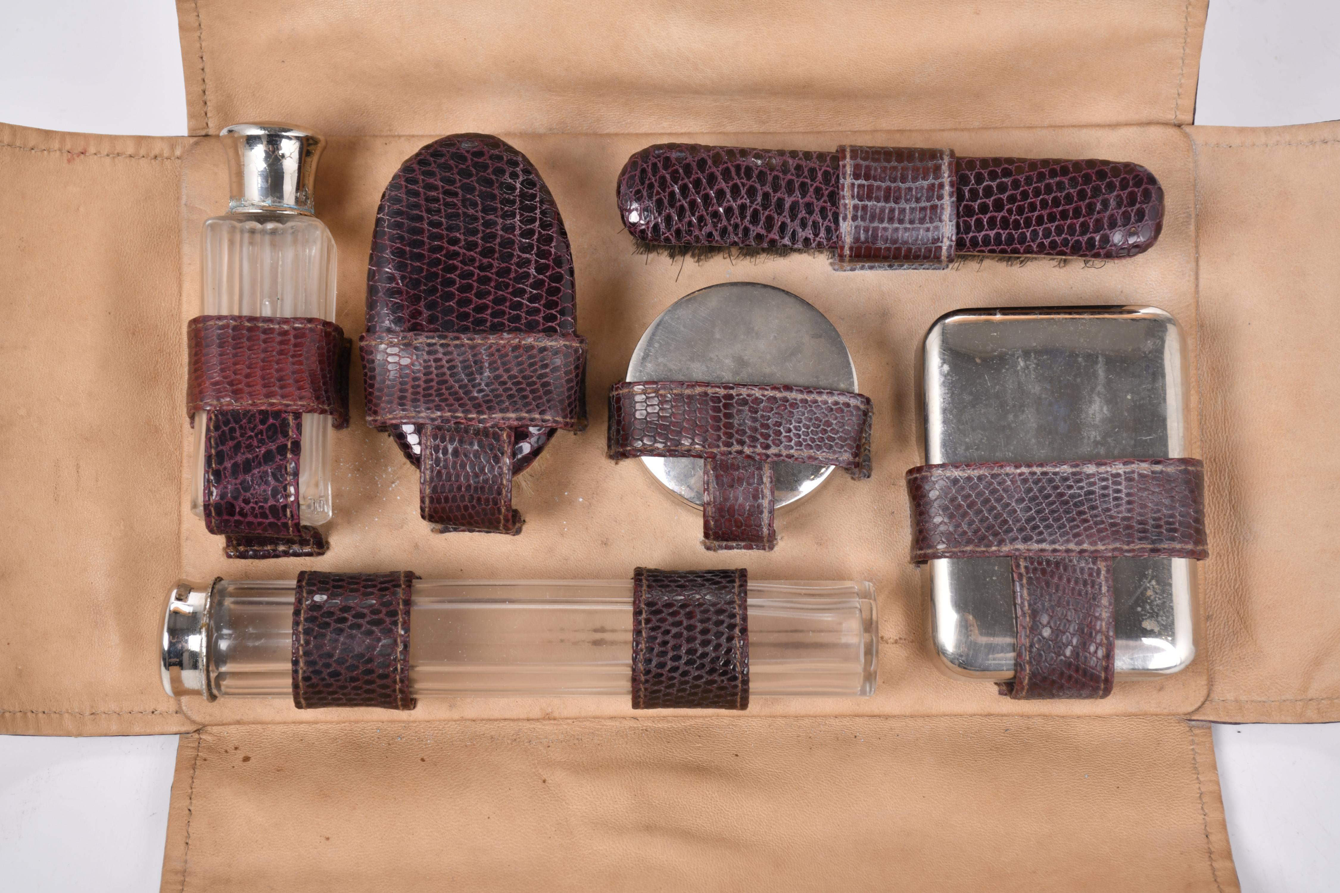 Conjunto de aseo de viaje, med. siglo XX. 