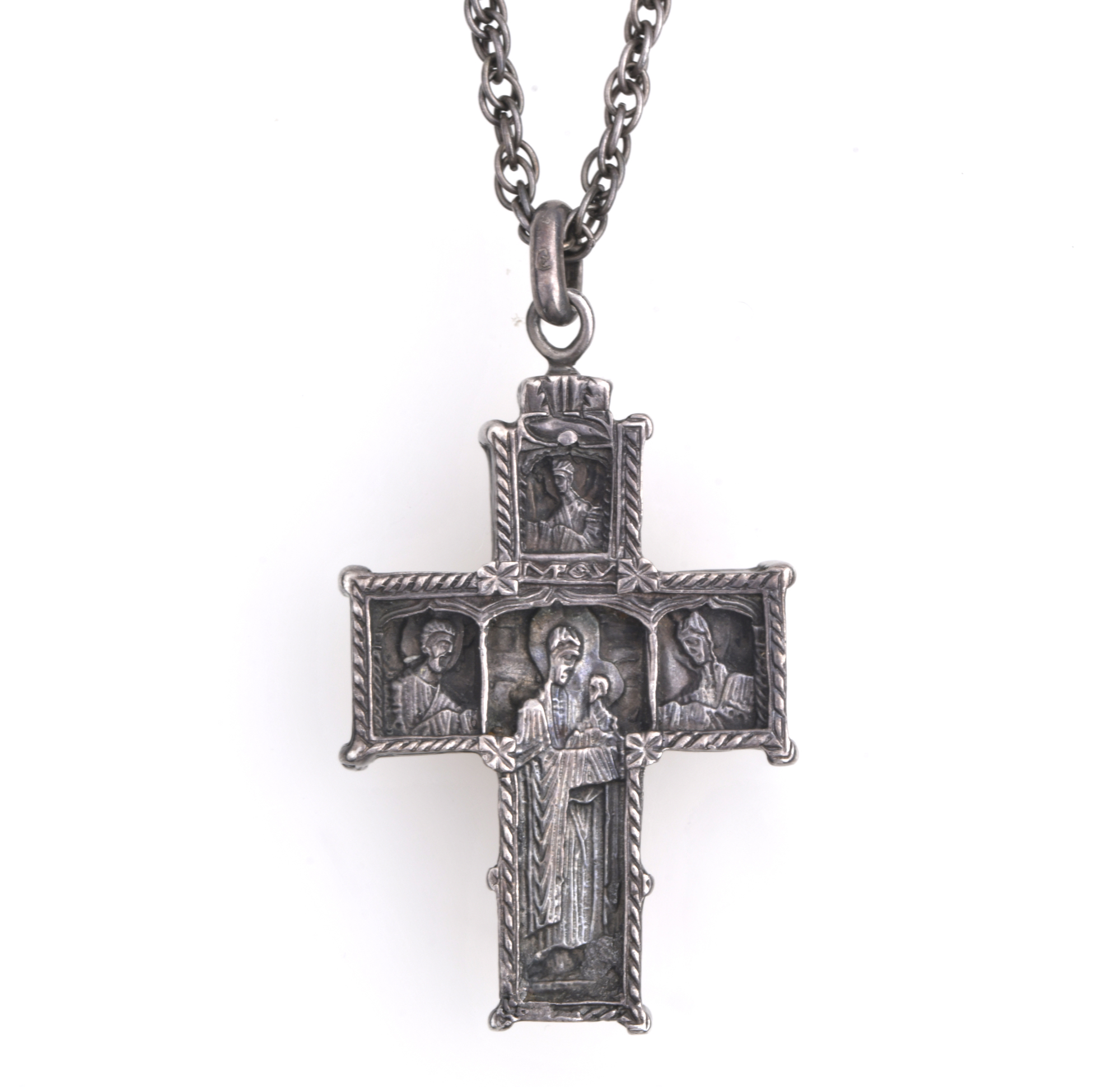 Cruz colgante con cadena de eslabones, Siguiendo modelos de