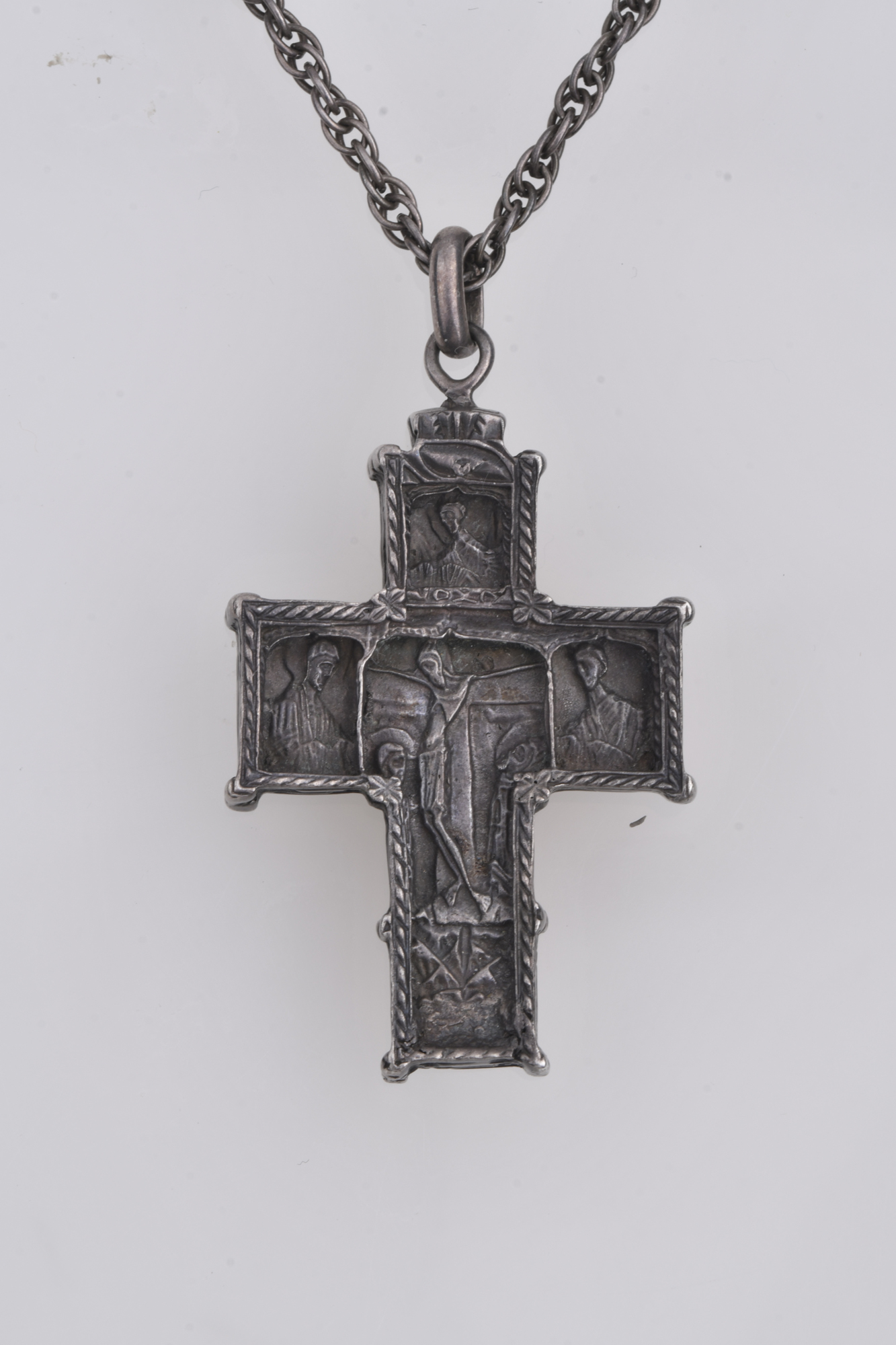 Cruz colgante con cadena de eslabones, Siguiendo modelos de