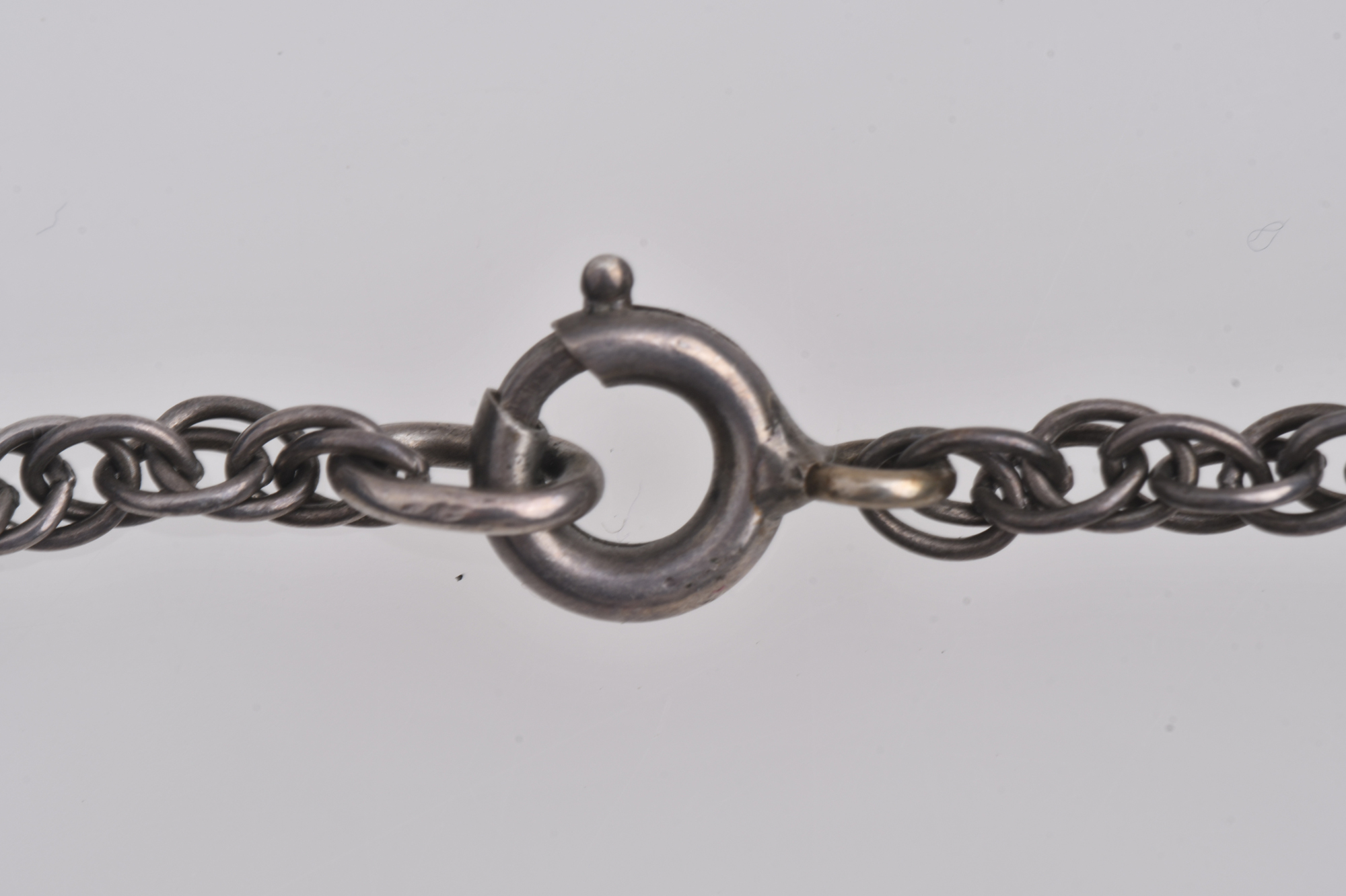 Cruz colgante con cadena de eslabones, Siguiendo modelos de