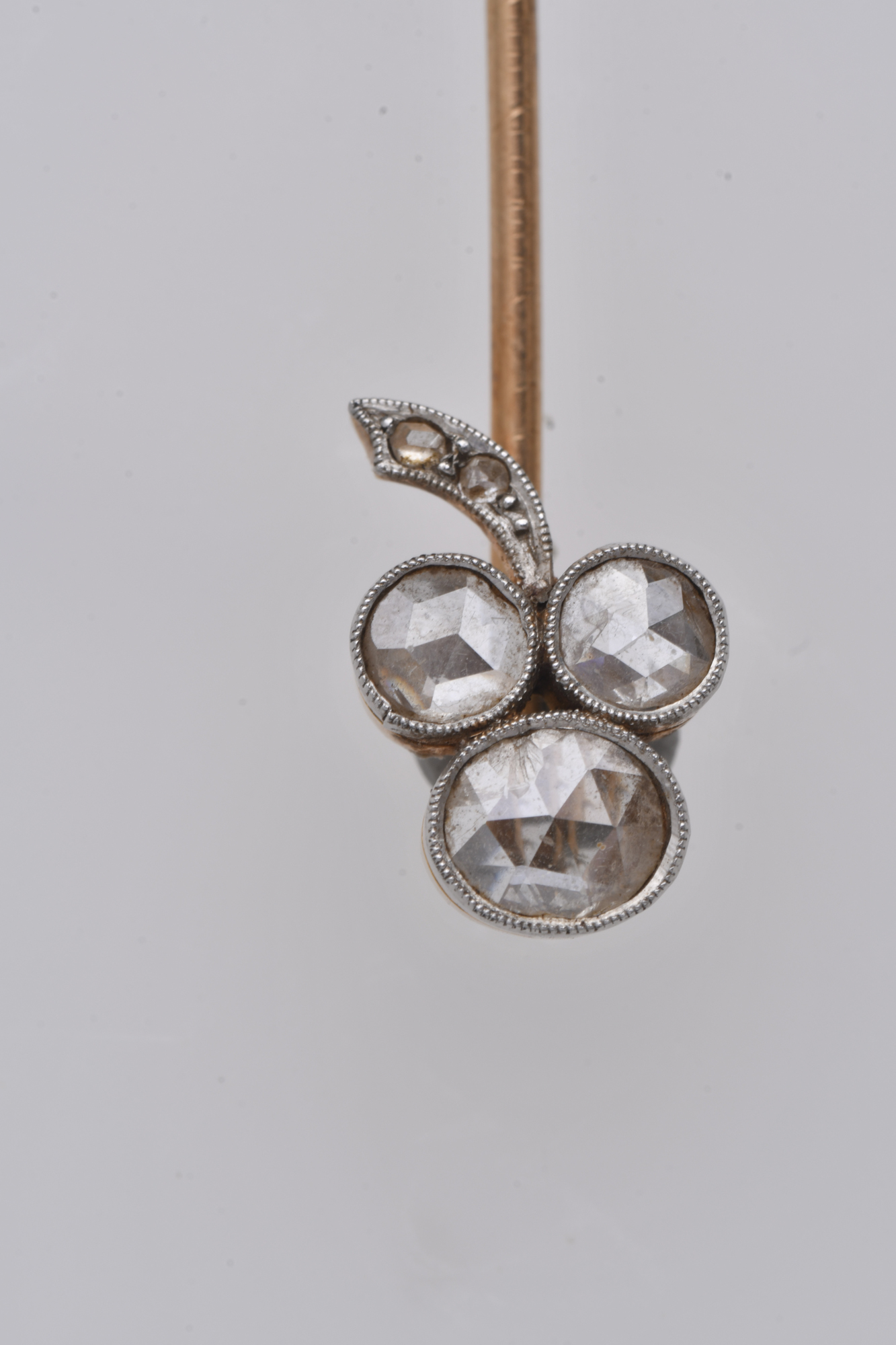 Aguja de corbata con diamantes.