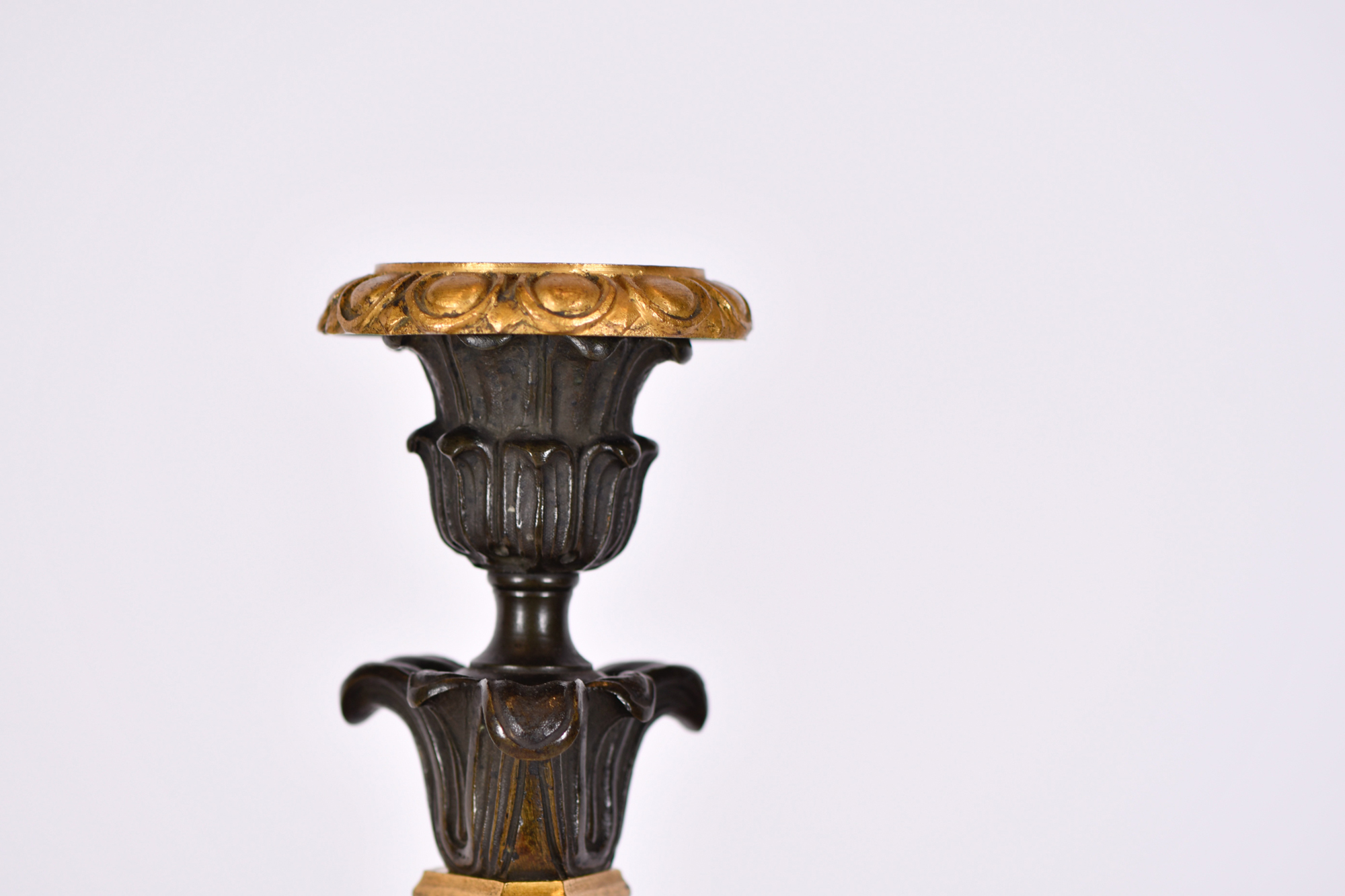 Pareja de candeleros Carlos X, 1820 - 1830.