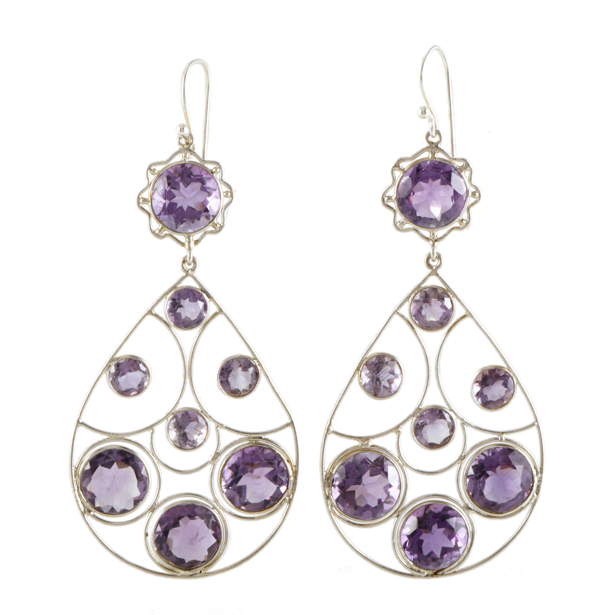 Pendientes estilo modernista con amatistas.