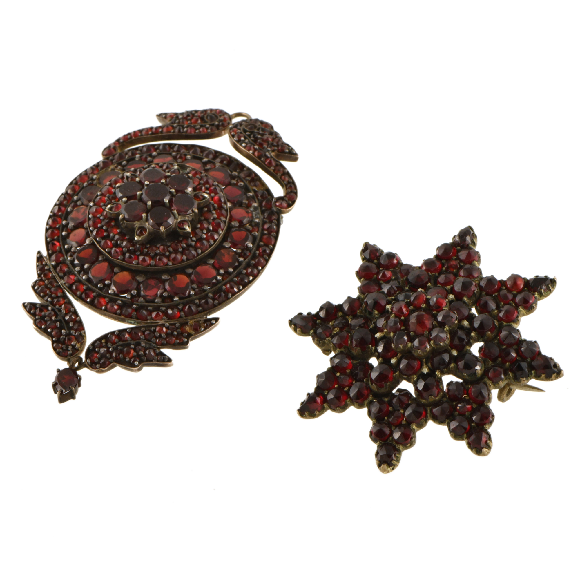 Pareja de broches con granates.