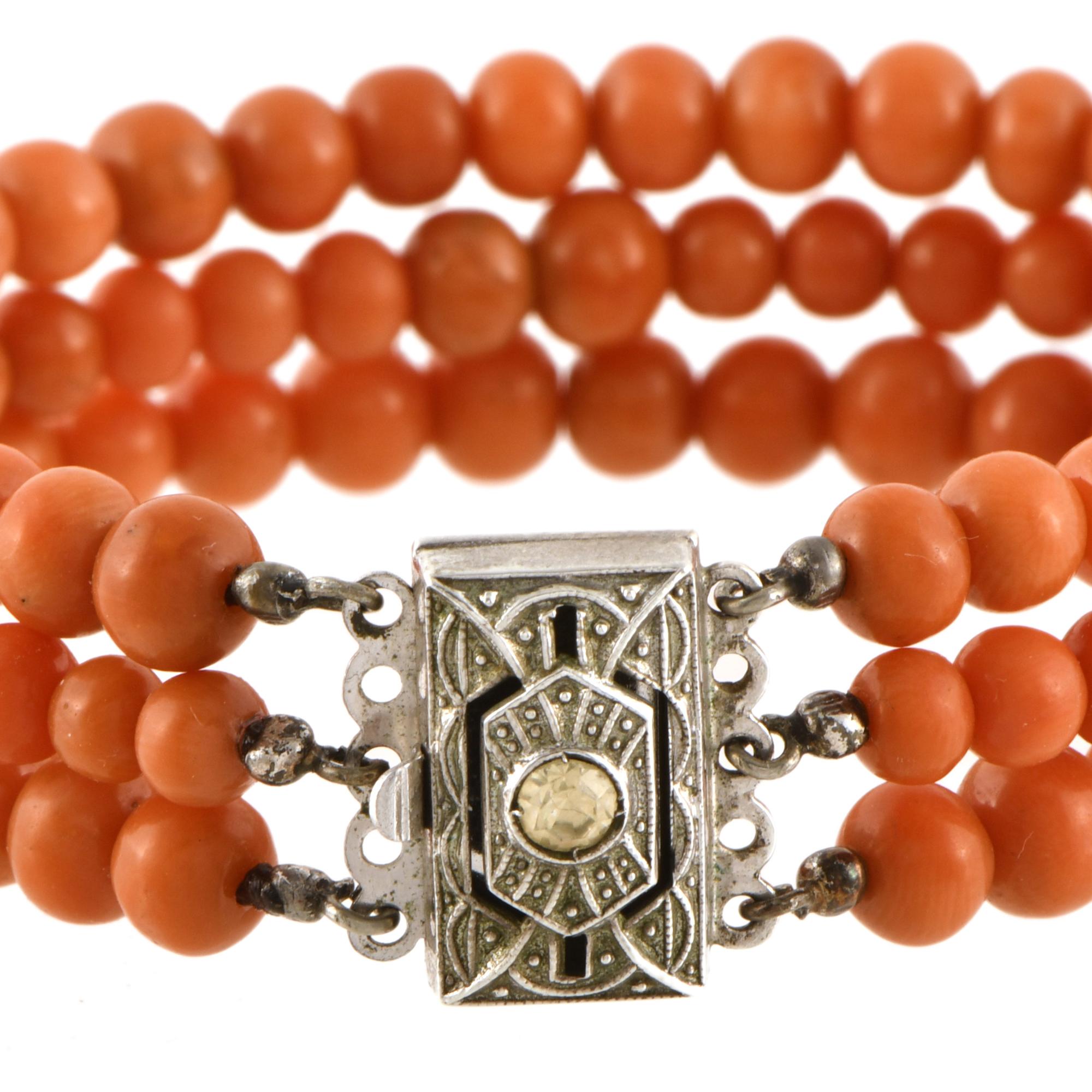 Pulsera estilo art déco de tres hilos con cuentas de coral. 