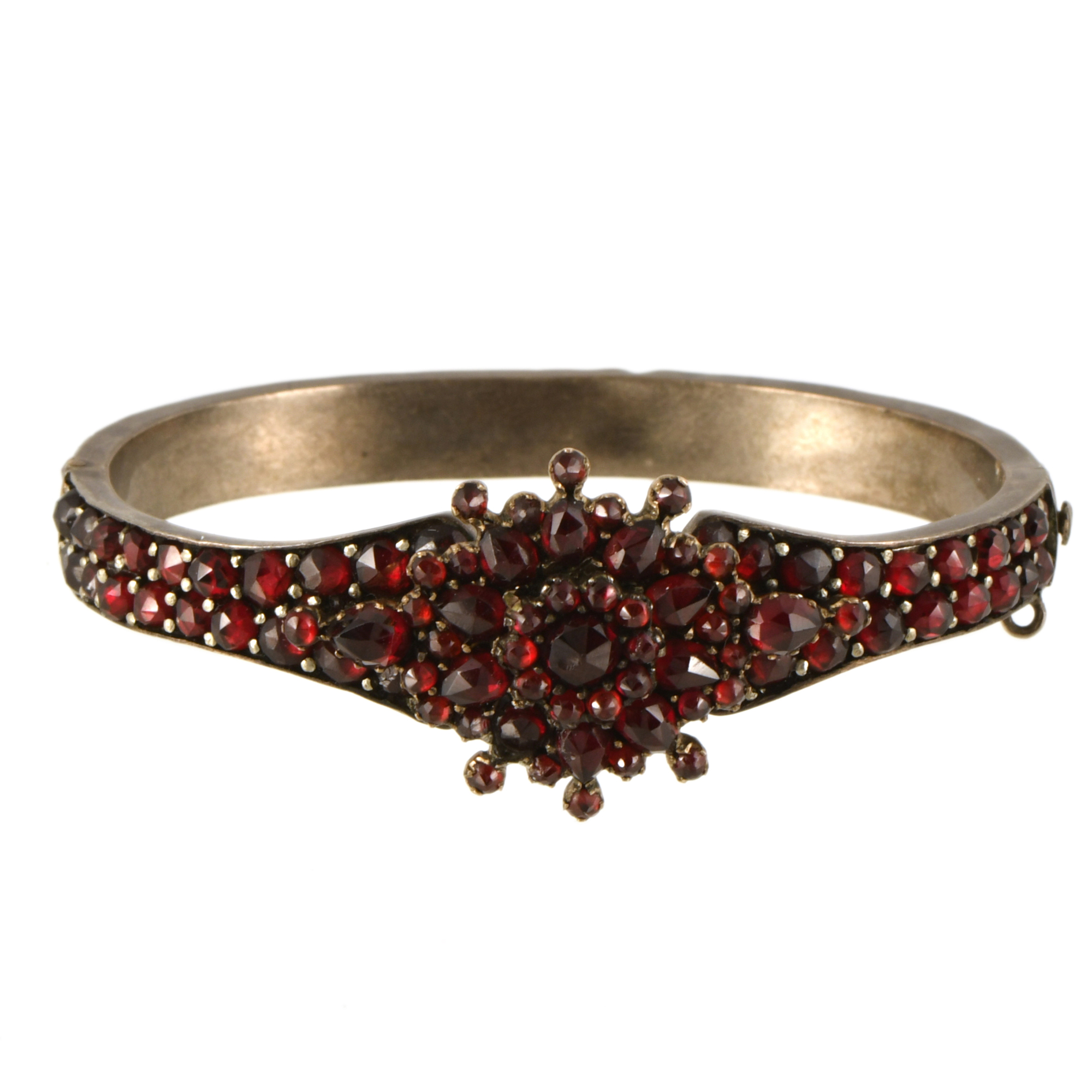 Lote de tres brazaletes de media caña con granates.