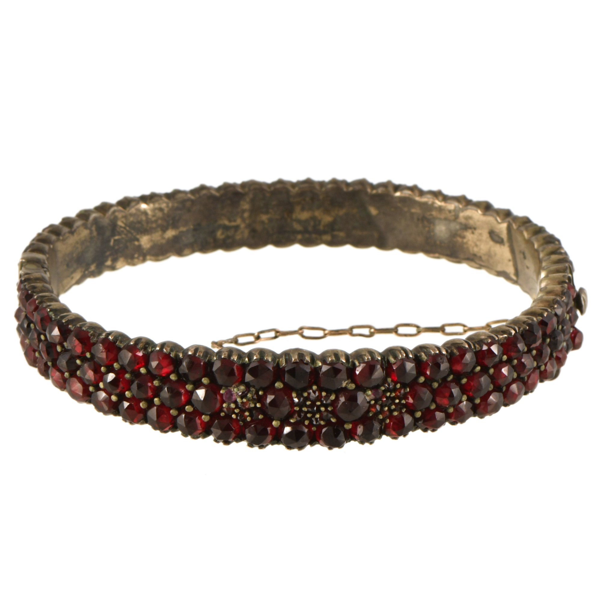 Lote de tres brazaletes de media caña con granates.