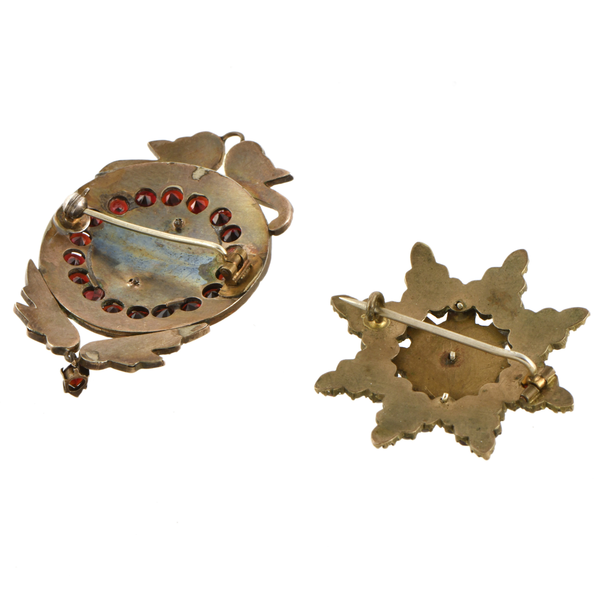 Pareja de broches con granates.