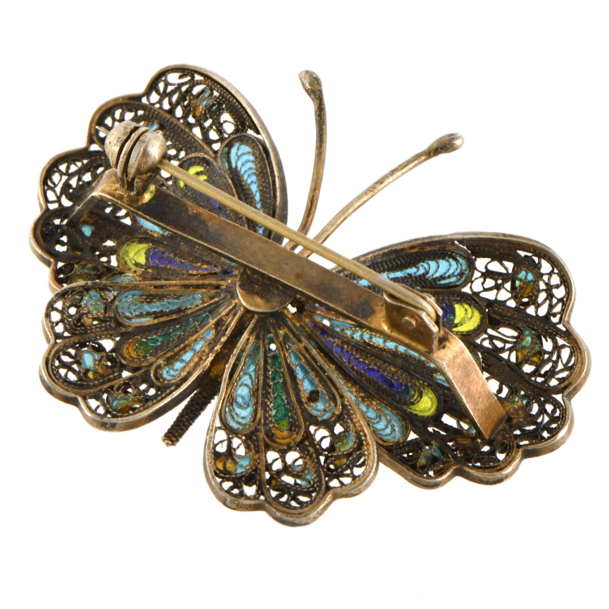 Broche en forma de mariposa con esmalte.