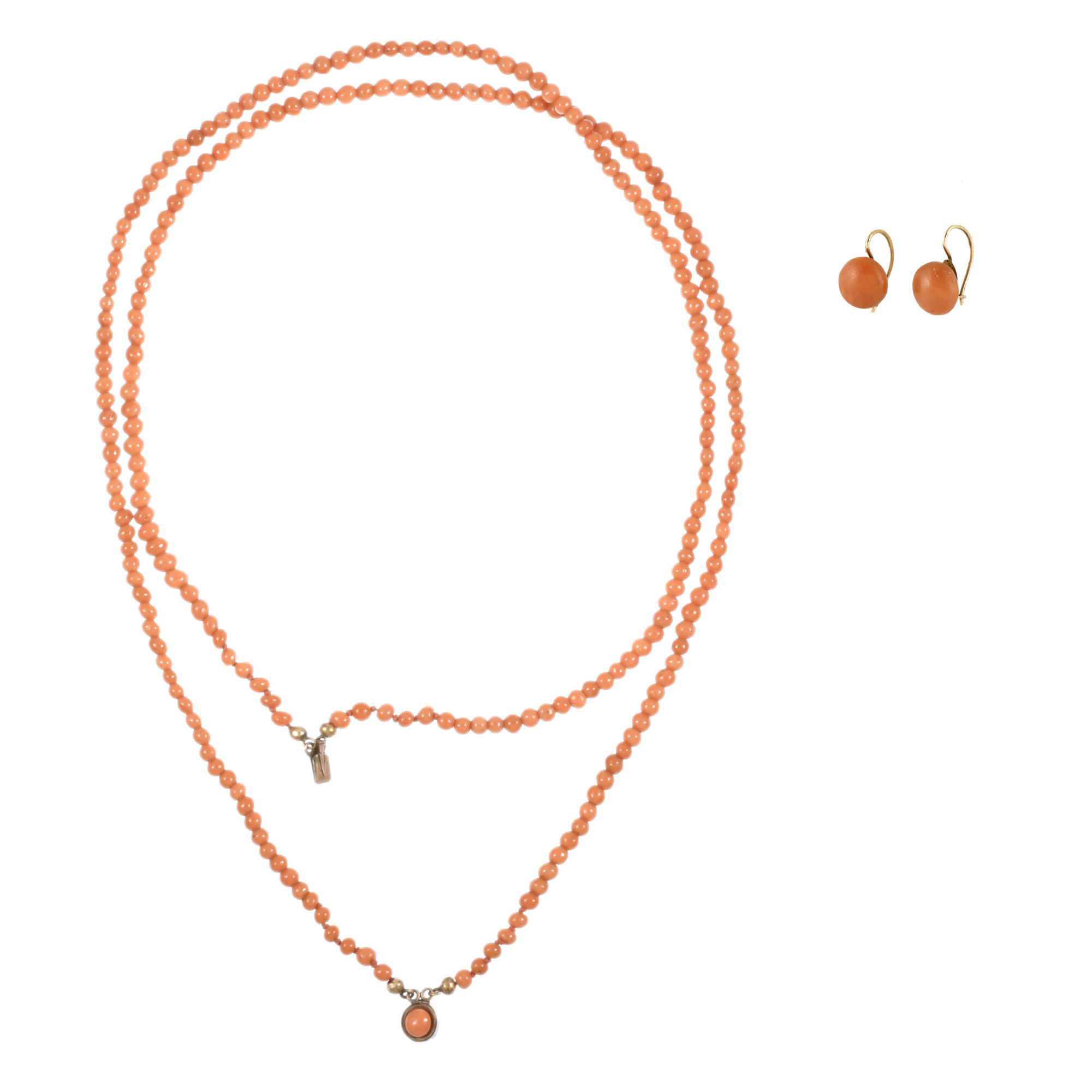 Conjunto de collar y pendientes con cuentas en coral. 