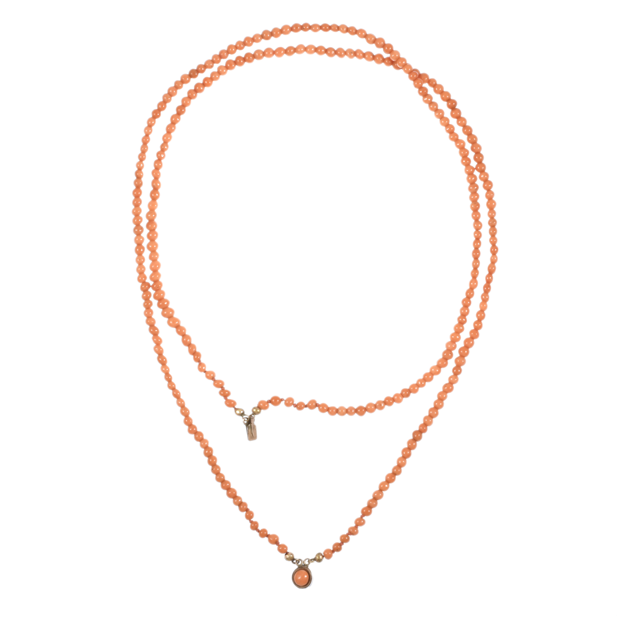 Conjunto de collar y pendientes con cuentas en coral. 