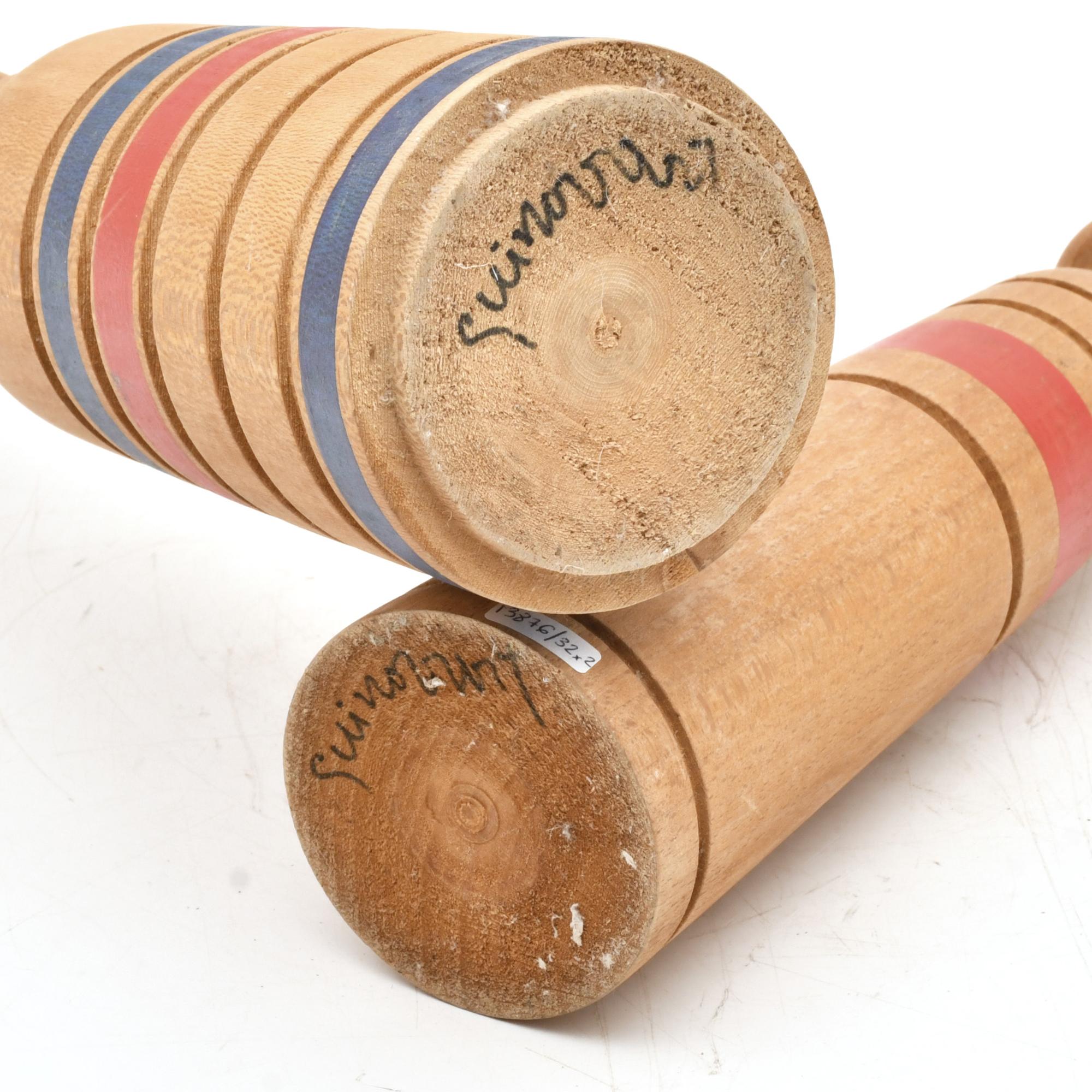 JOSEP GUINOVART (1927-2007). Pareja de bolos en madera tall