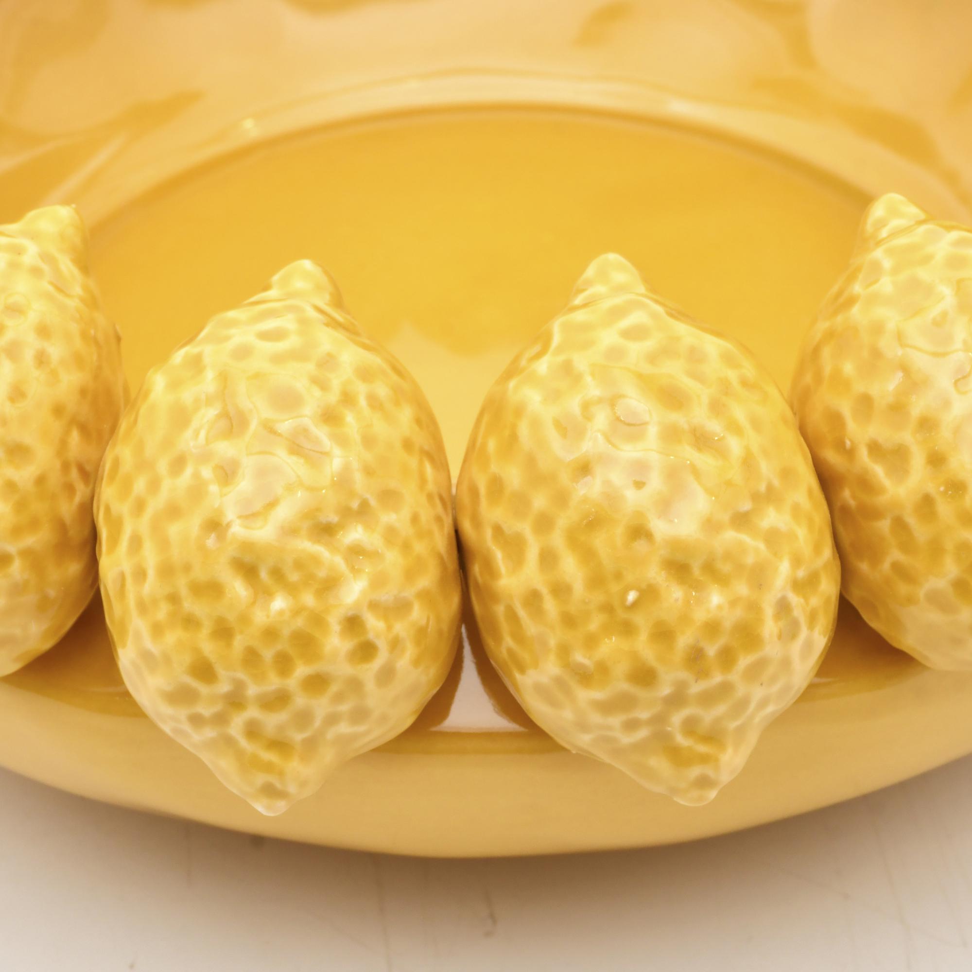 SIGUIENDO MODELOS DE BORDALLO PINHEIRO. Pareja de centros d