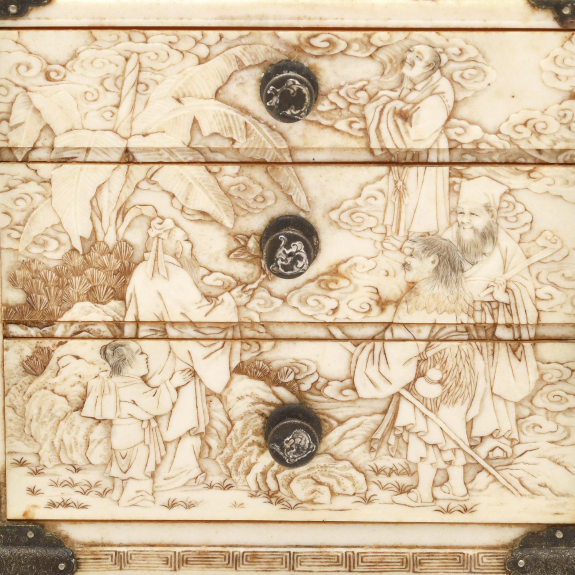 ESCUELA JAPONESA. PERÍODO MEIJI, SIGLO XIX. Cómoda miniatur