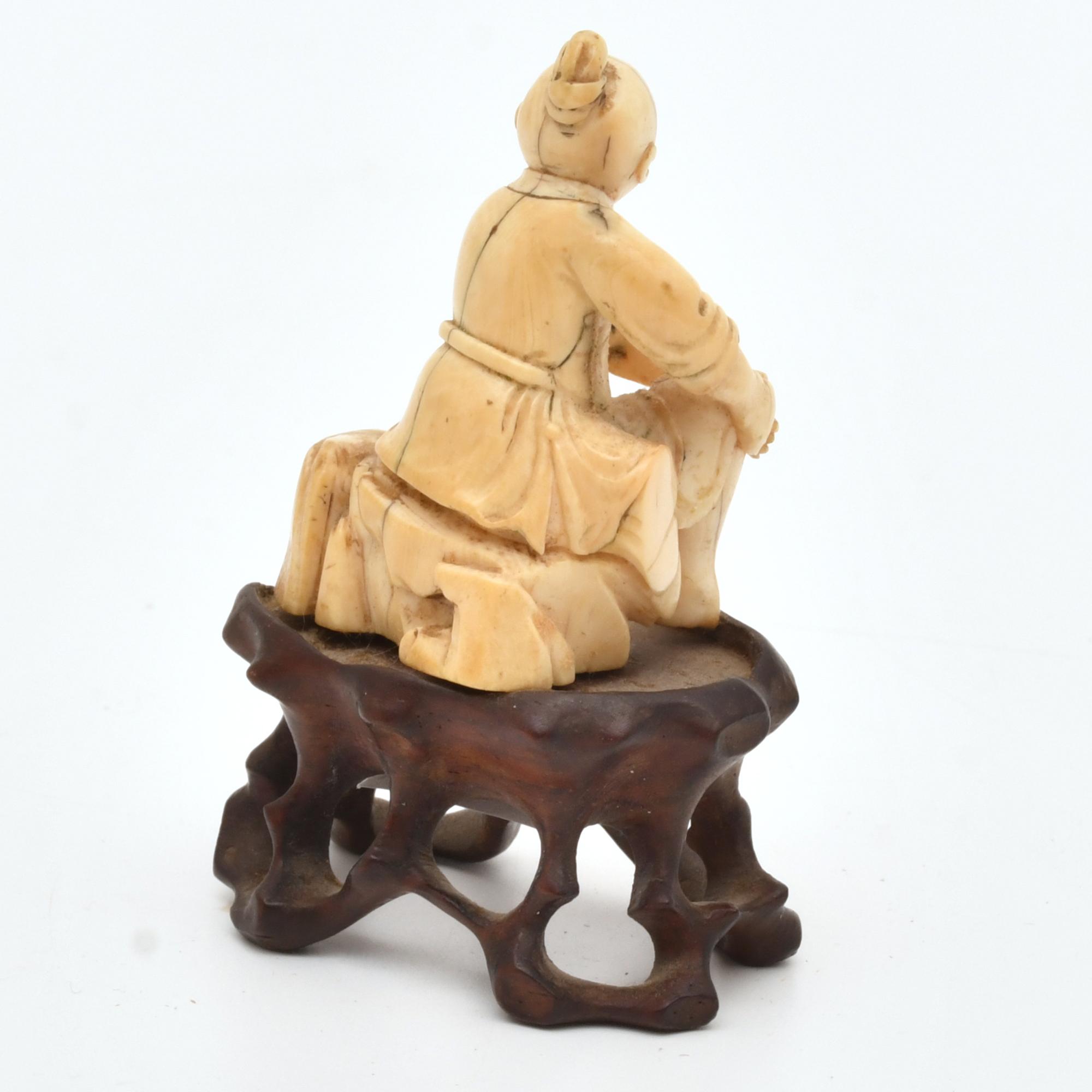 ESCUELA JAPONESA. PERÍODO MEIJI, SIGLO XIX. Personaje senta