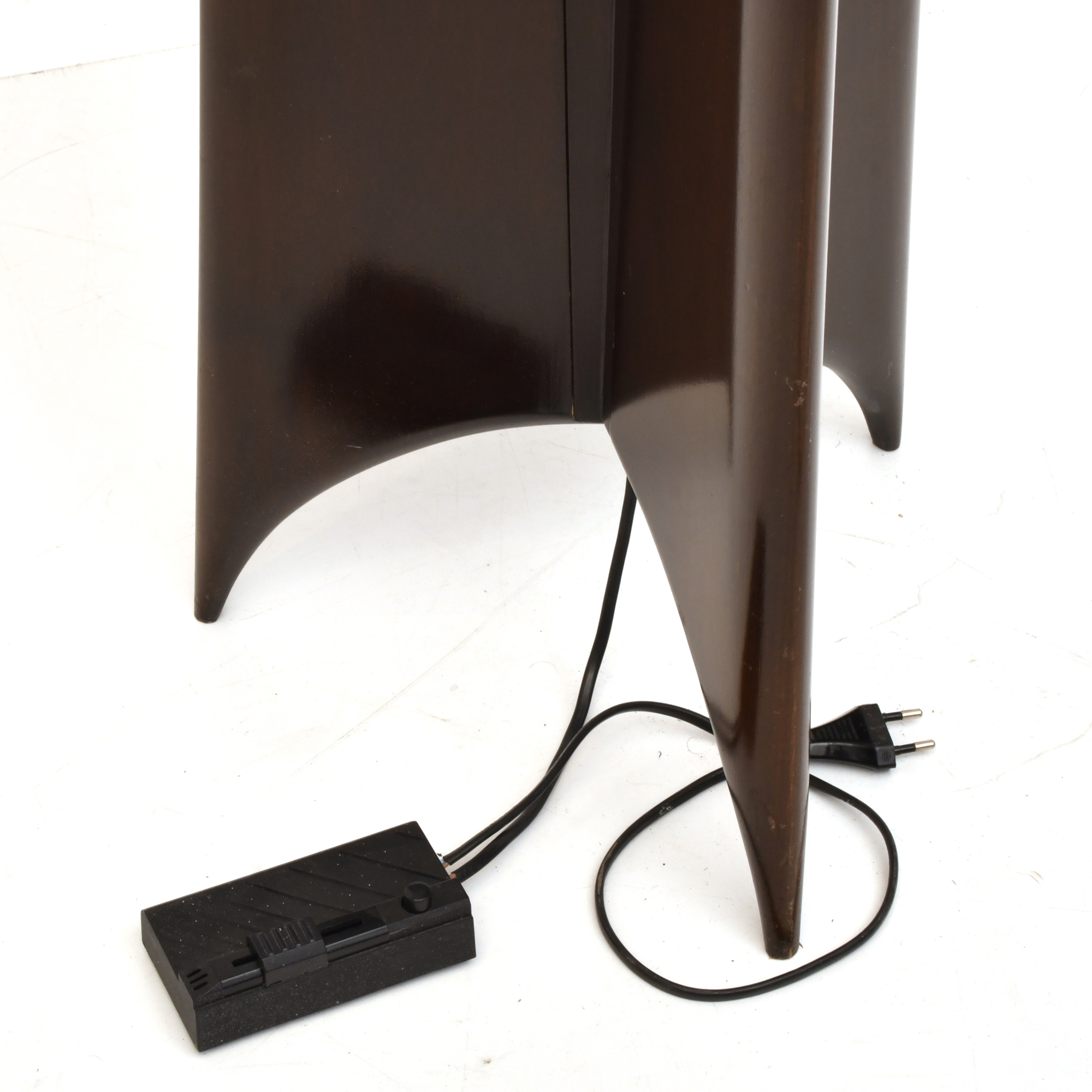 JAUME TRESSERRA (BARCELONA, 1943) Lámpara de pie "Gaudí".