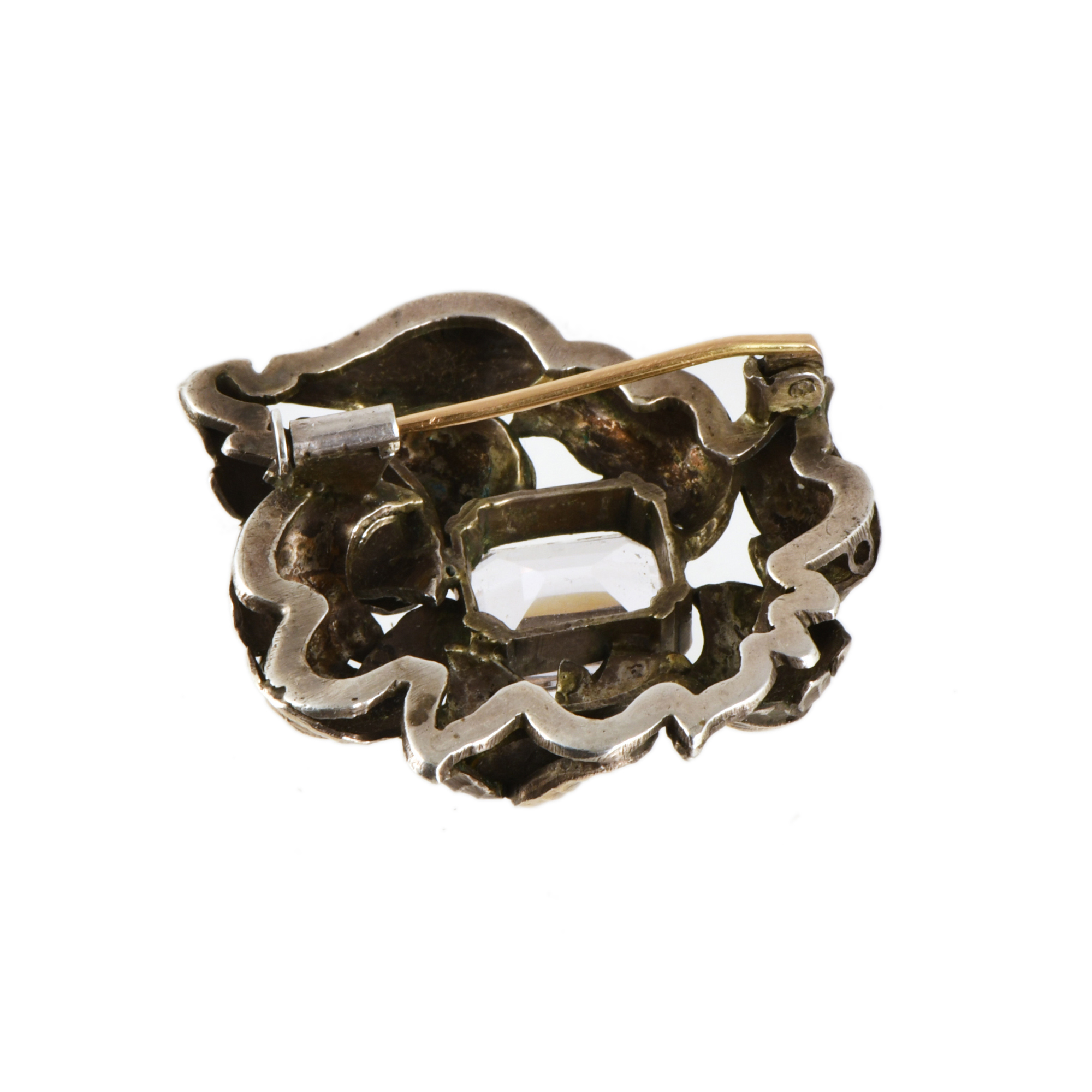 Broche modernista en forma floral con cuarzo rosa. 