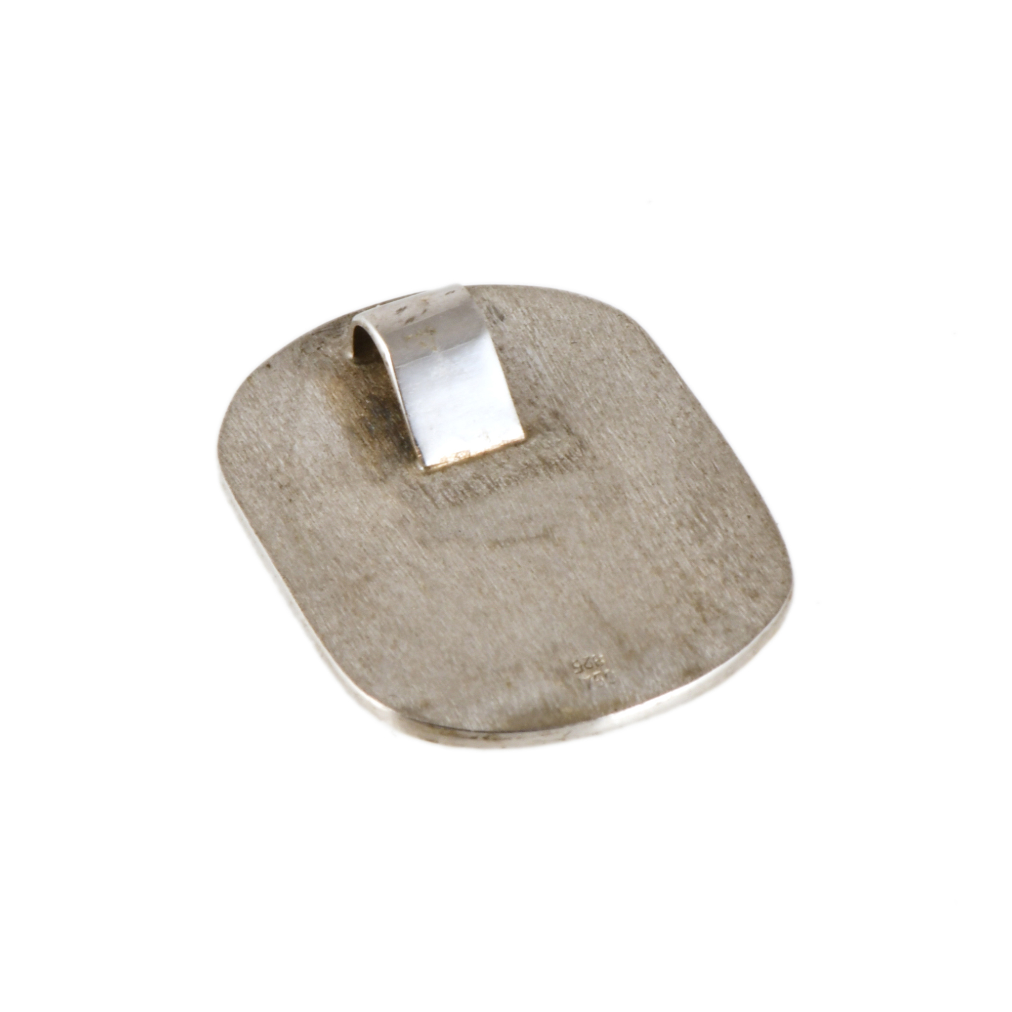 Colgante con calcedonia natural formando paisaje.