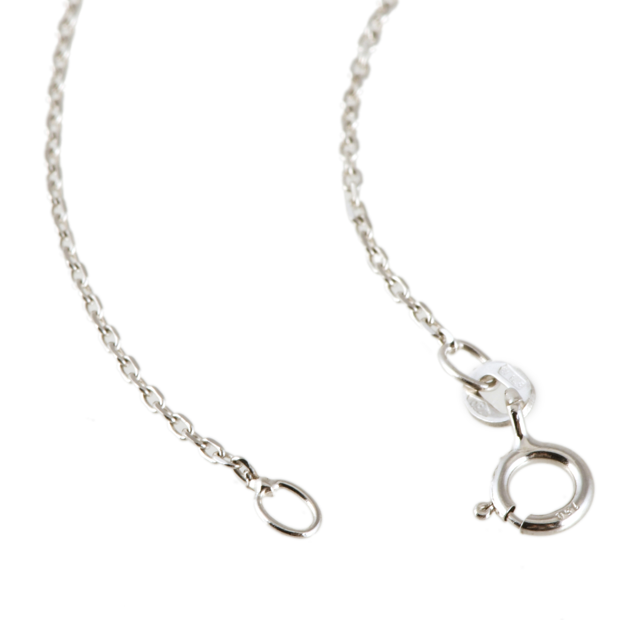 Collar con colgante solitario de diamante.