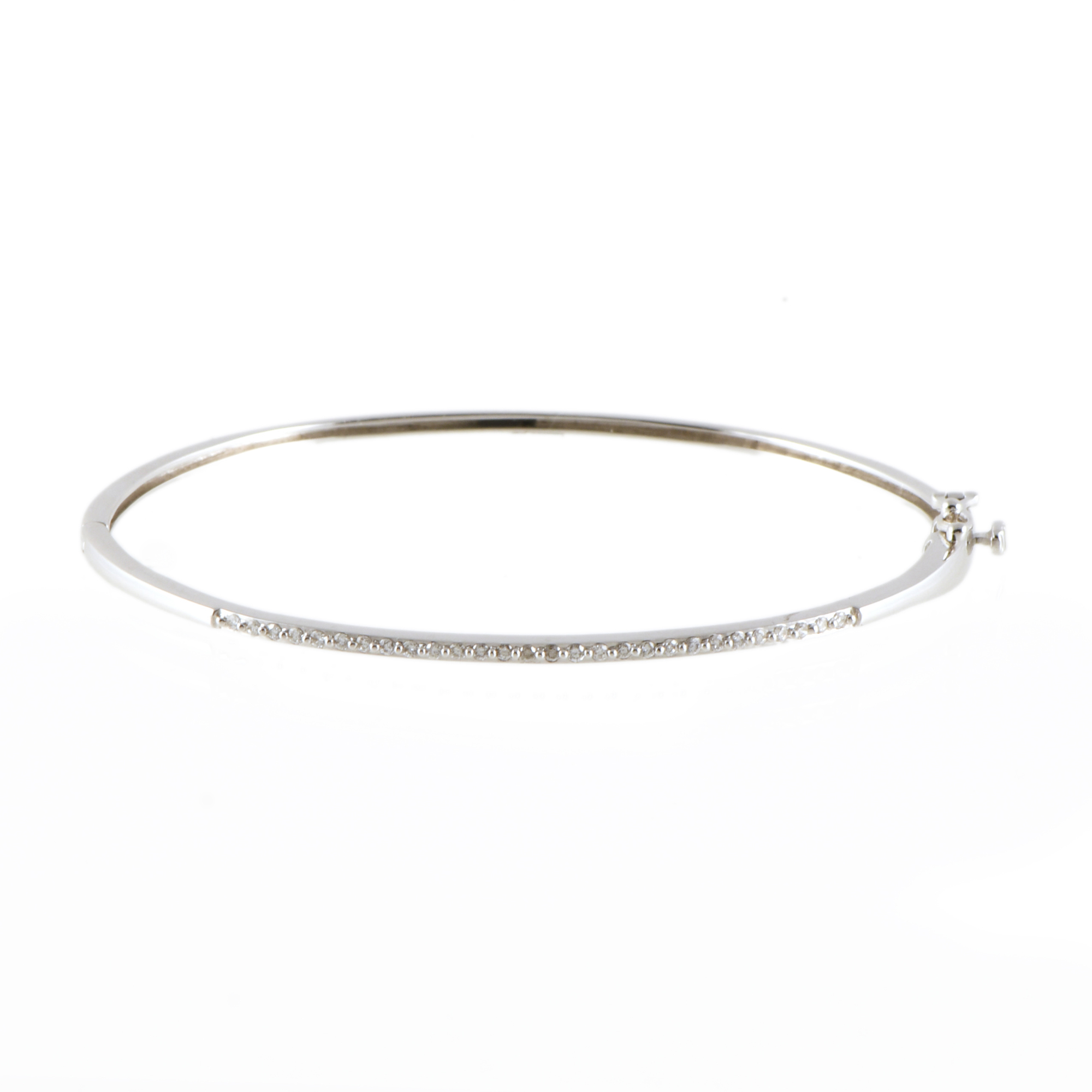 Pulsera semi rígida con diamantes.