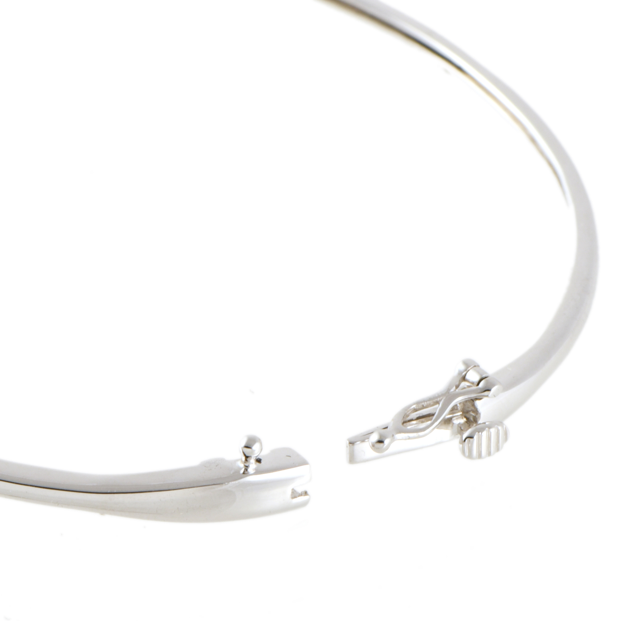 Pulsera semi rígida con diamantes.