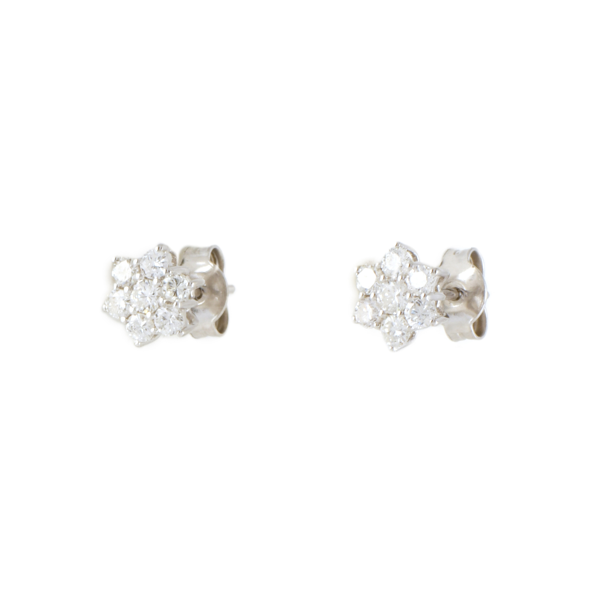 Pendientes con diamantes en forma de flor.