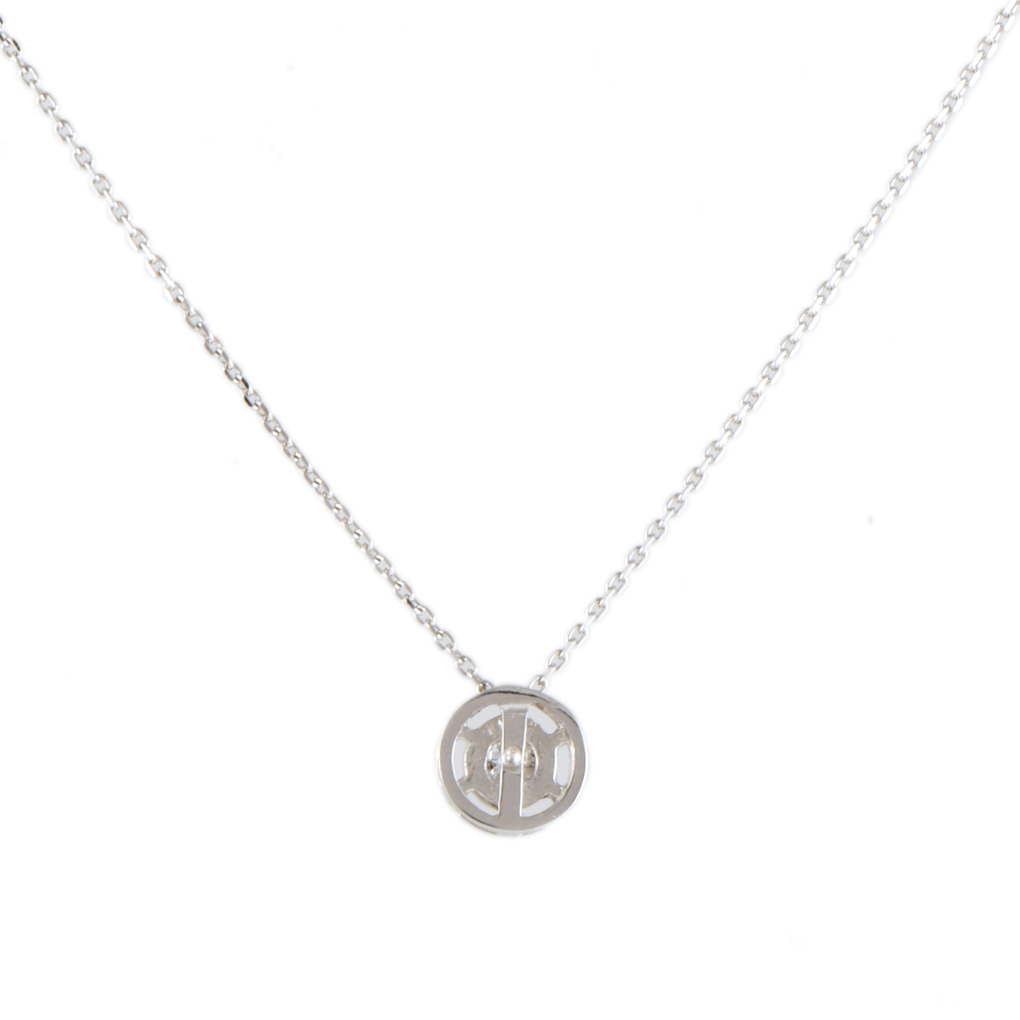 Collar con colgante chatón de diamante.