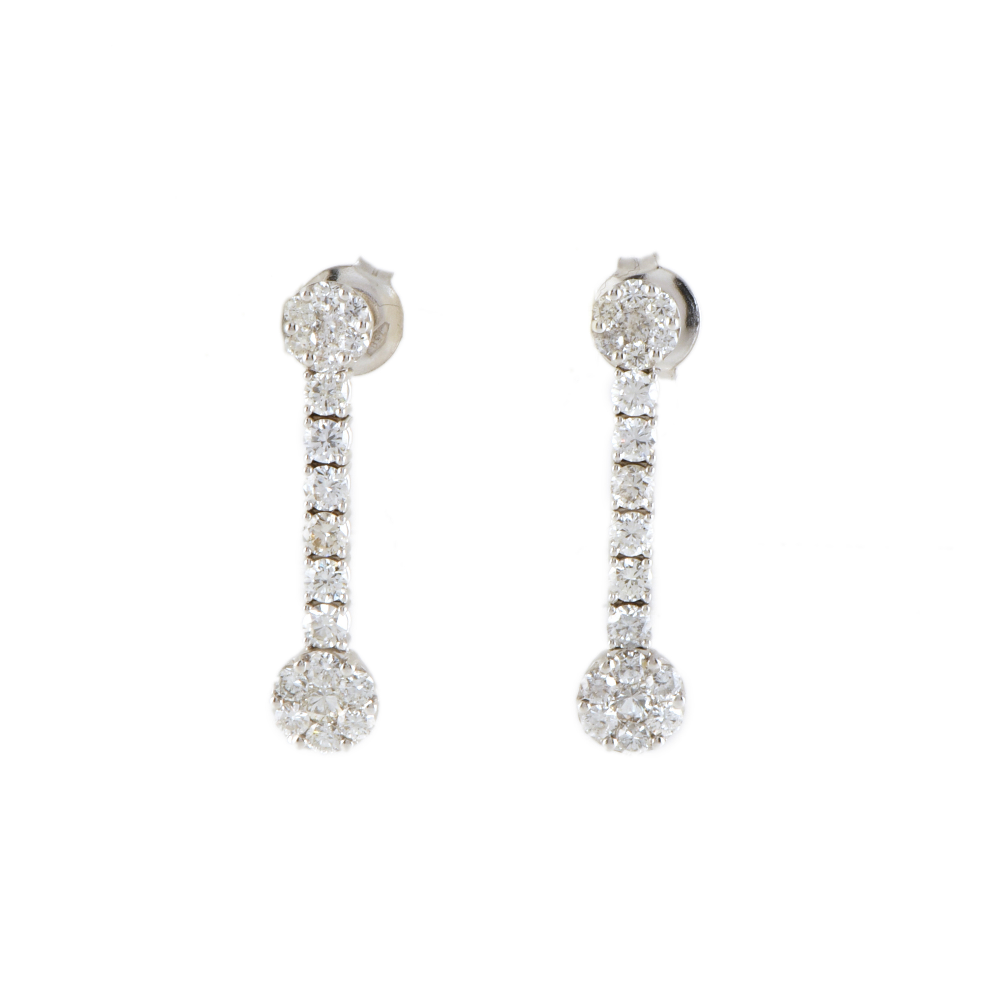 Pendientes largos con diamantes.