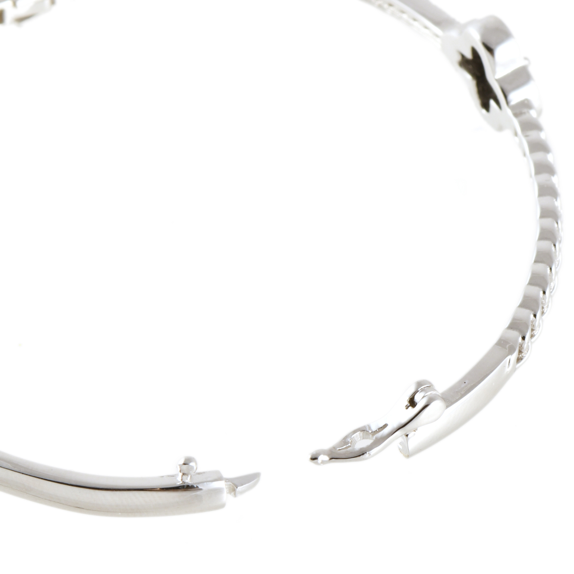 Pulsera de media caña con detalle en forma de trébol en óni