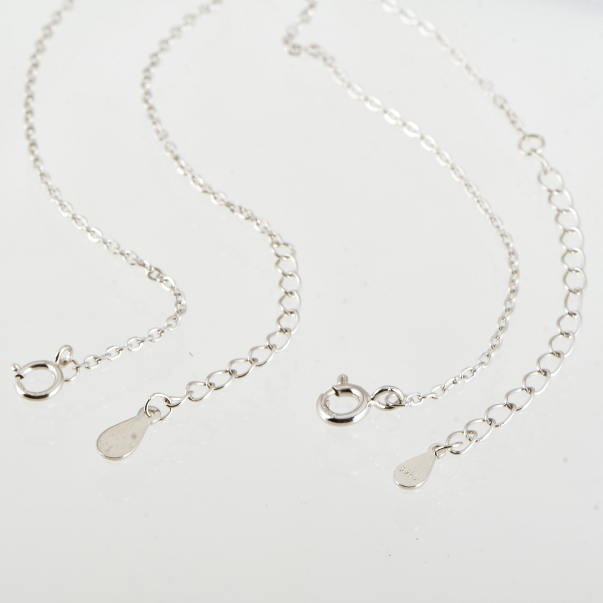 Lote de dos collares con colgante con circonitas.