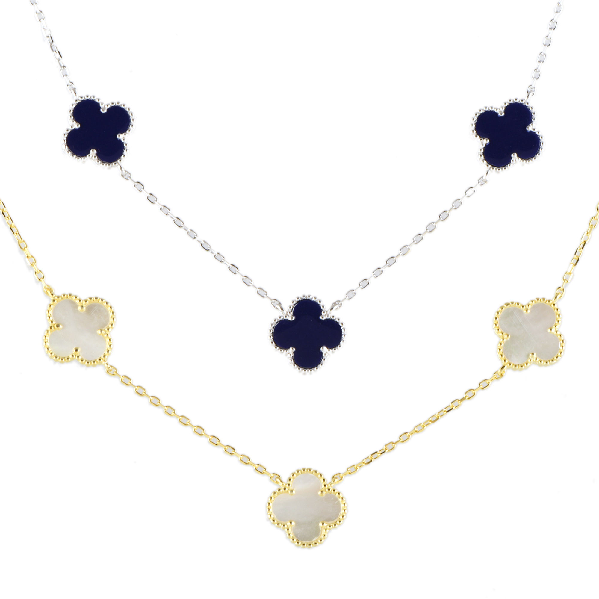 Dos collares con tréboles colgantes.