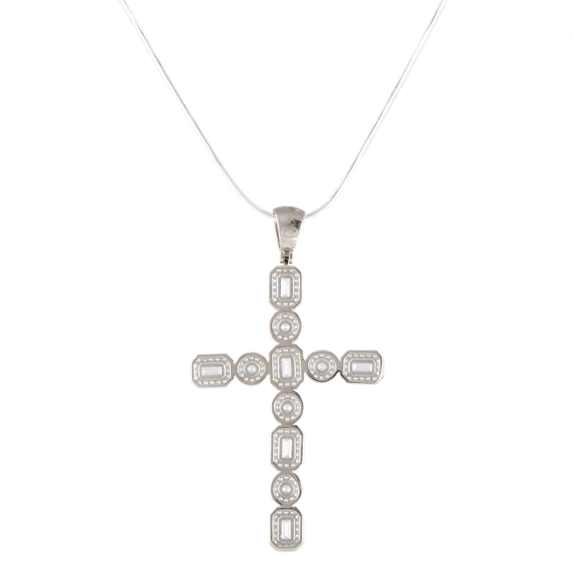 Collar con cruz colgante con circonitas.