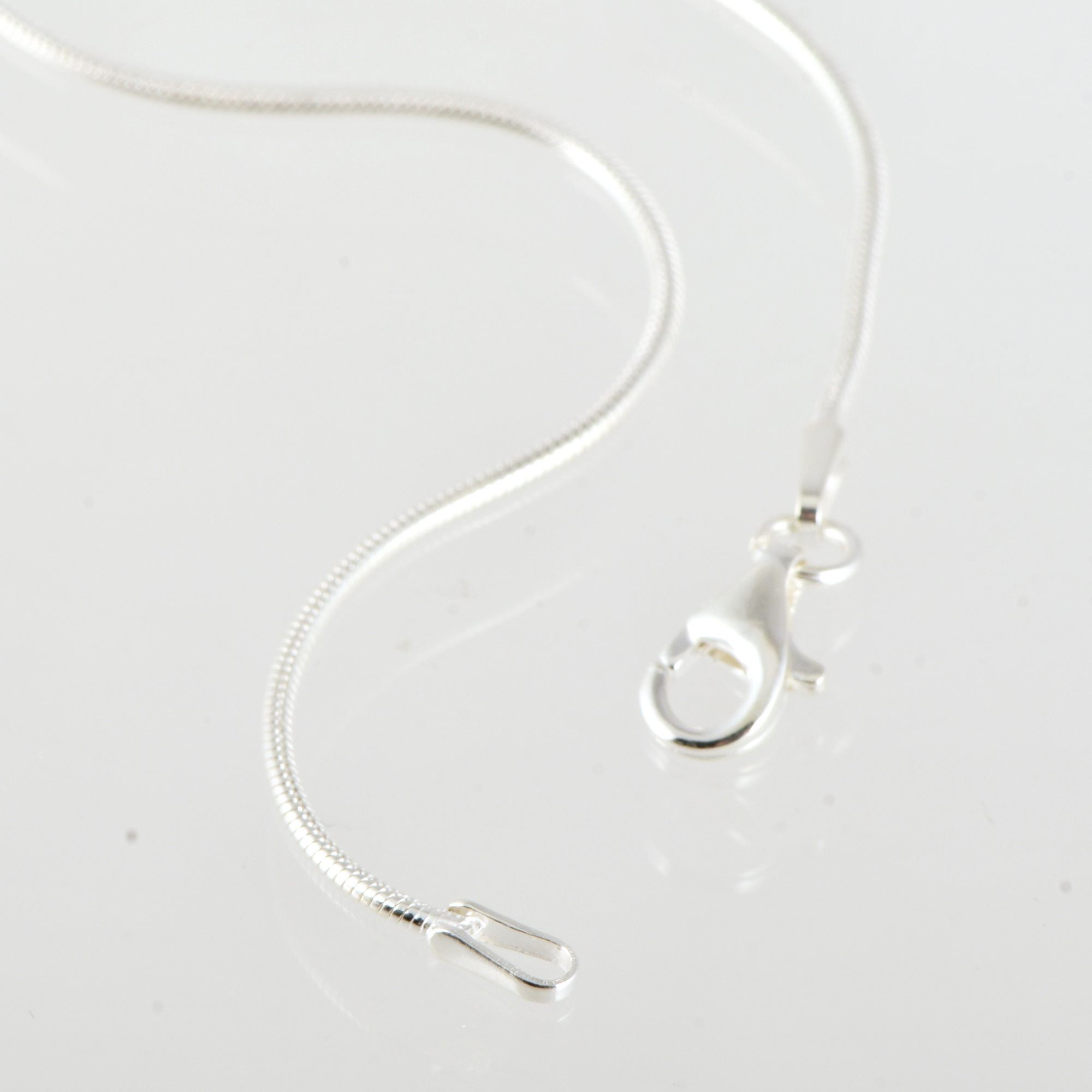 Collar con cruz colgante con circonitas.