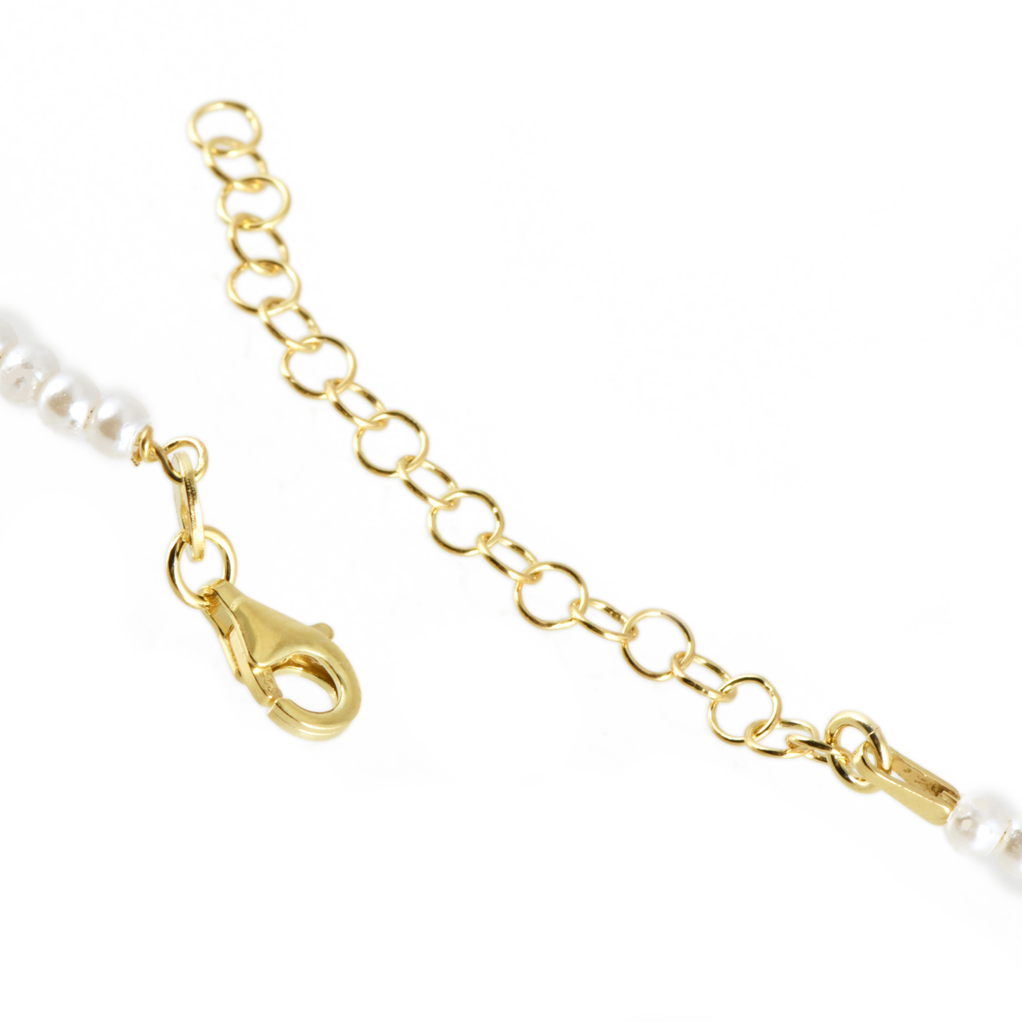 Gargantilla de un hilo con símil perla y corazón.