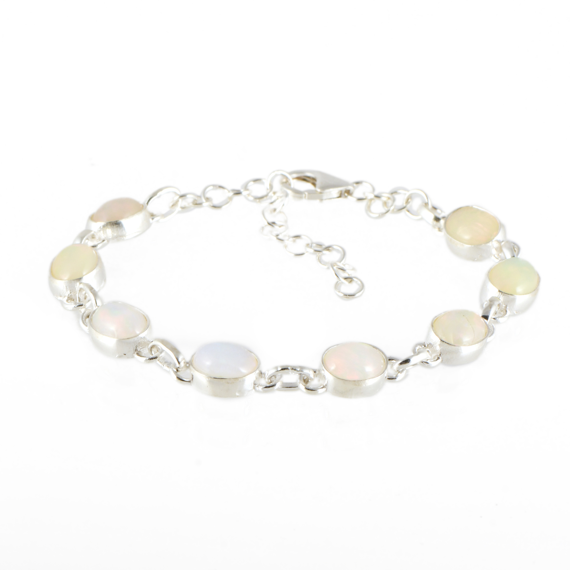 Pulsera con ópalos blancos.