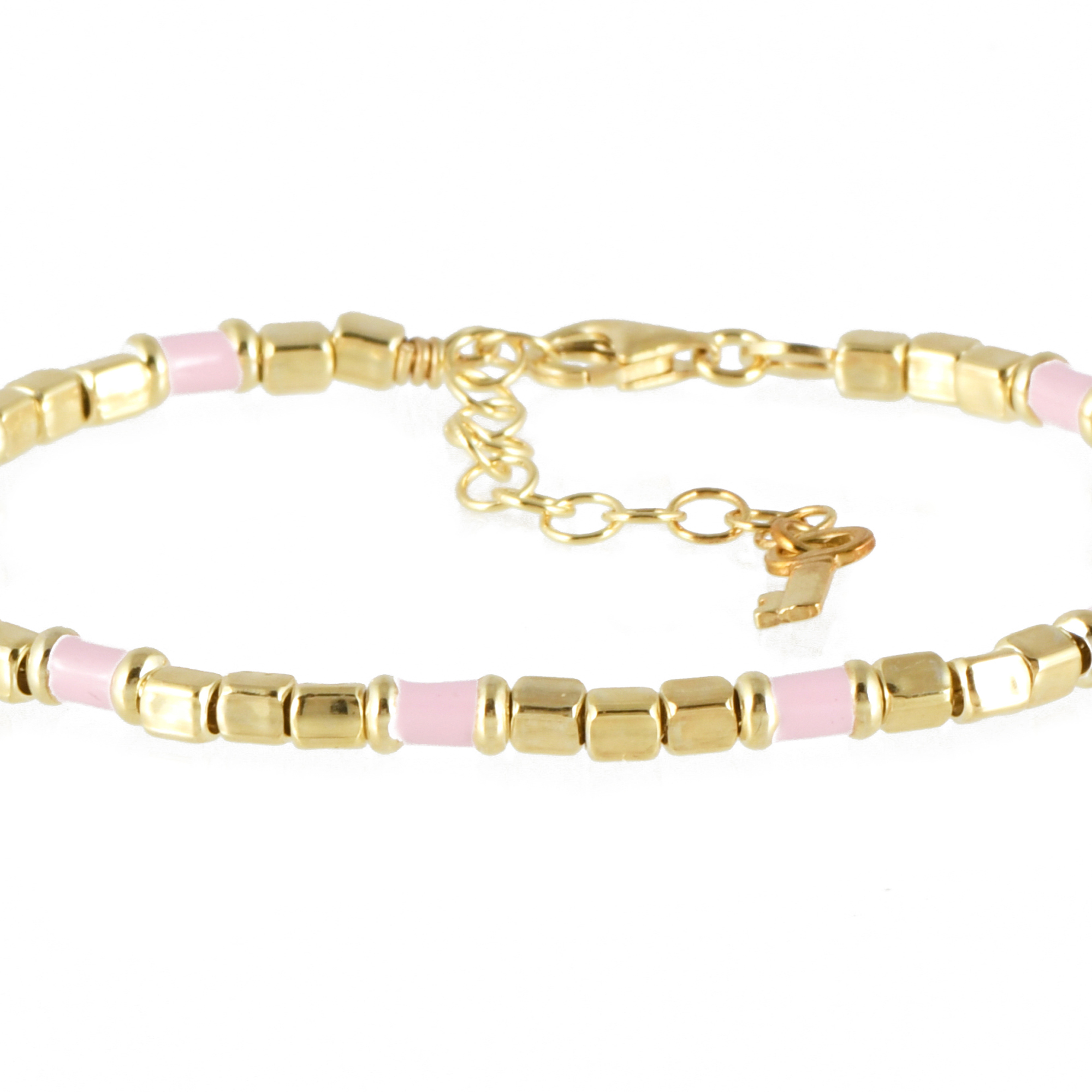 Pulsera con esmalte rosa.