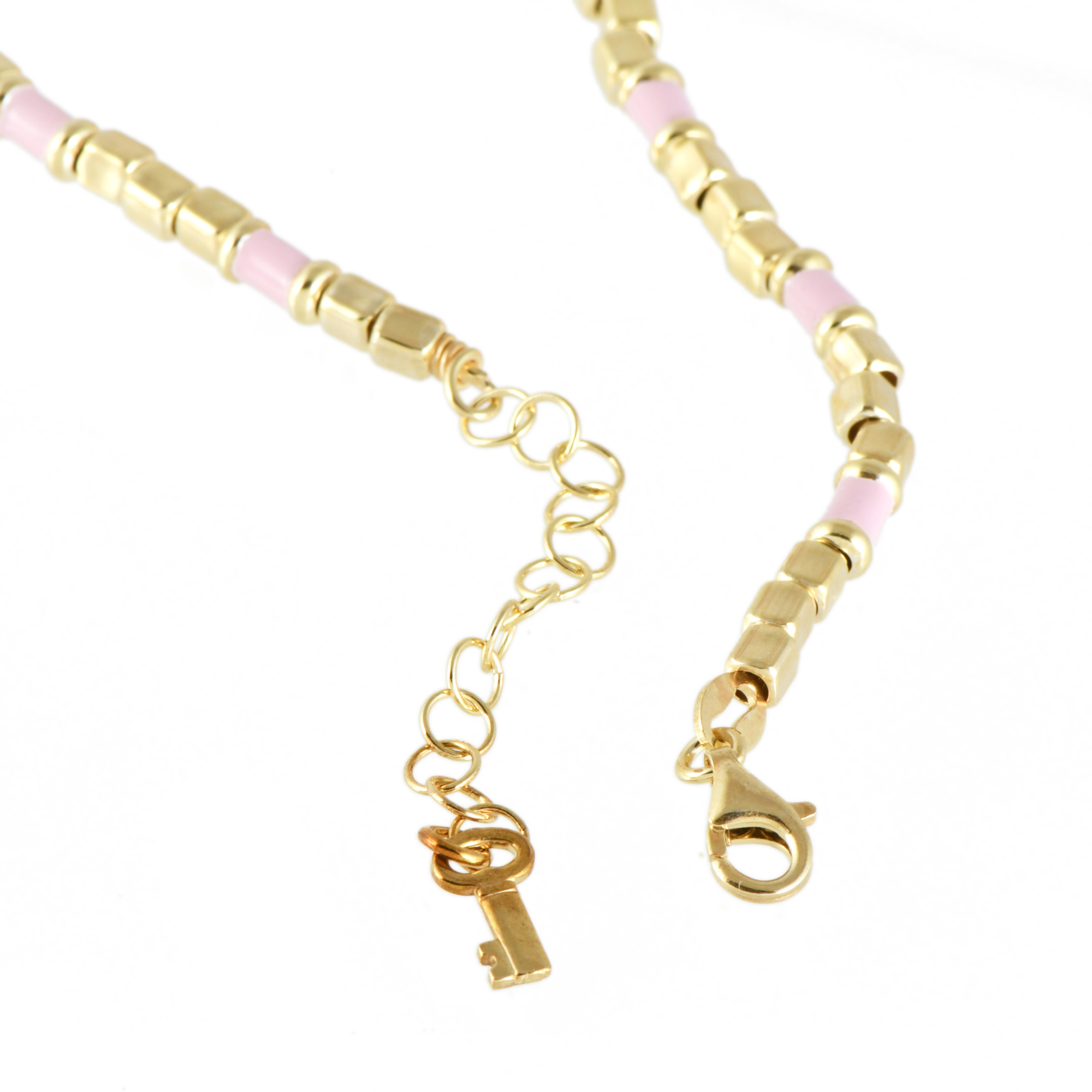 Pulsera con esmalte rosa.