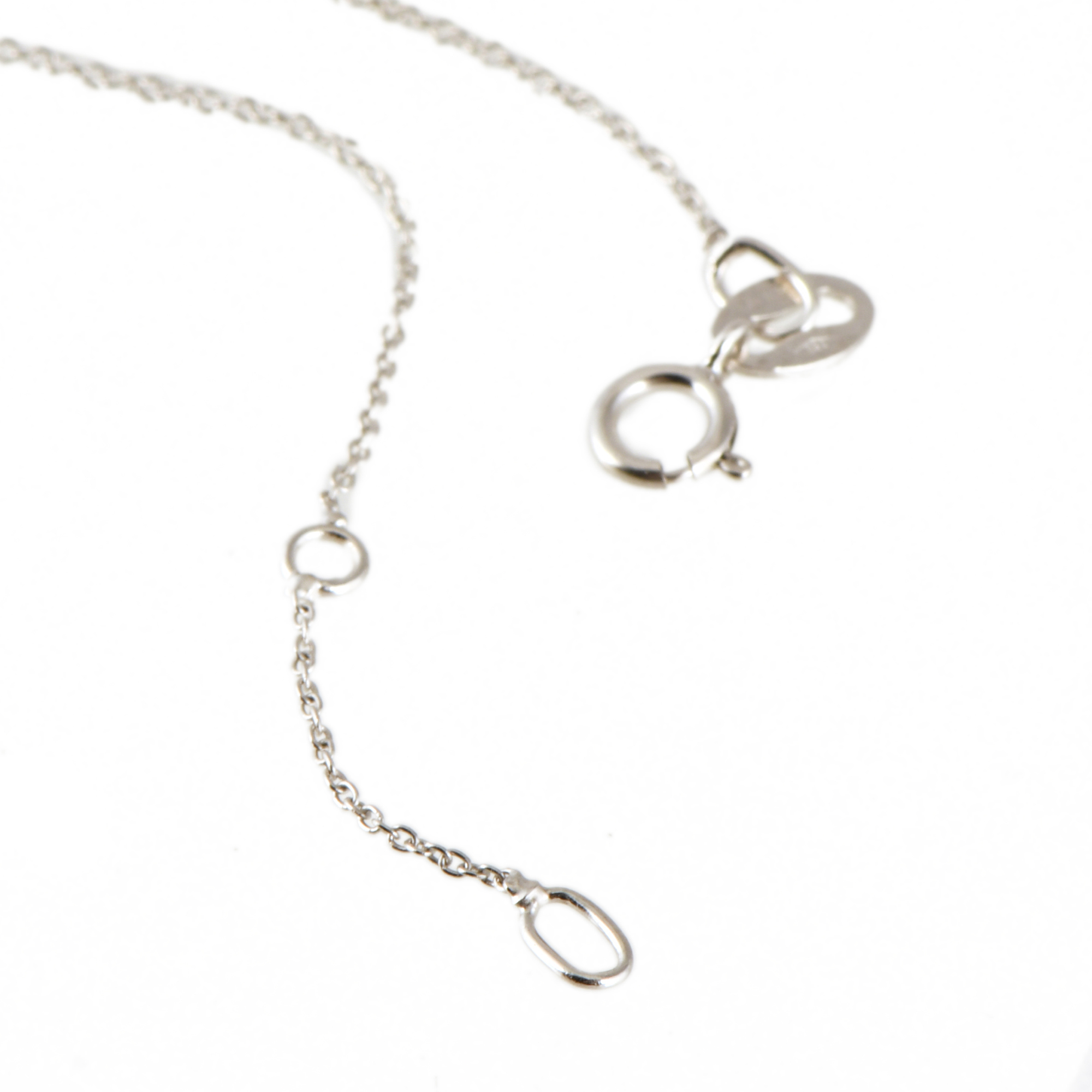 Collar con colgante con esmeralda y diamante.