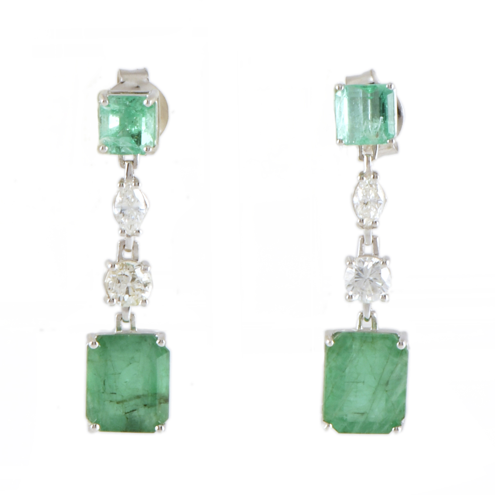 Pendientes largos con esmeraldas y diamantes.