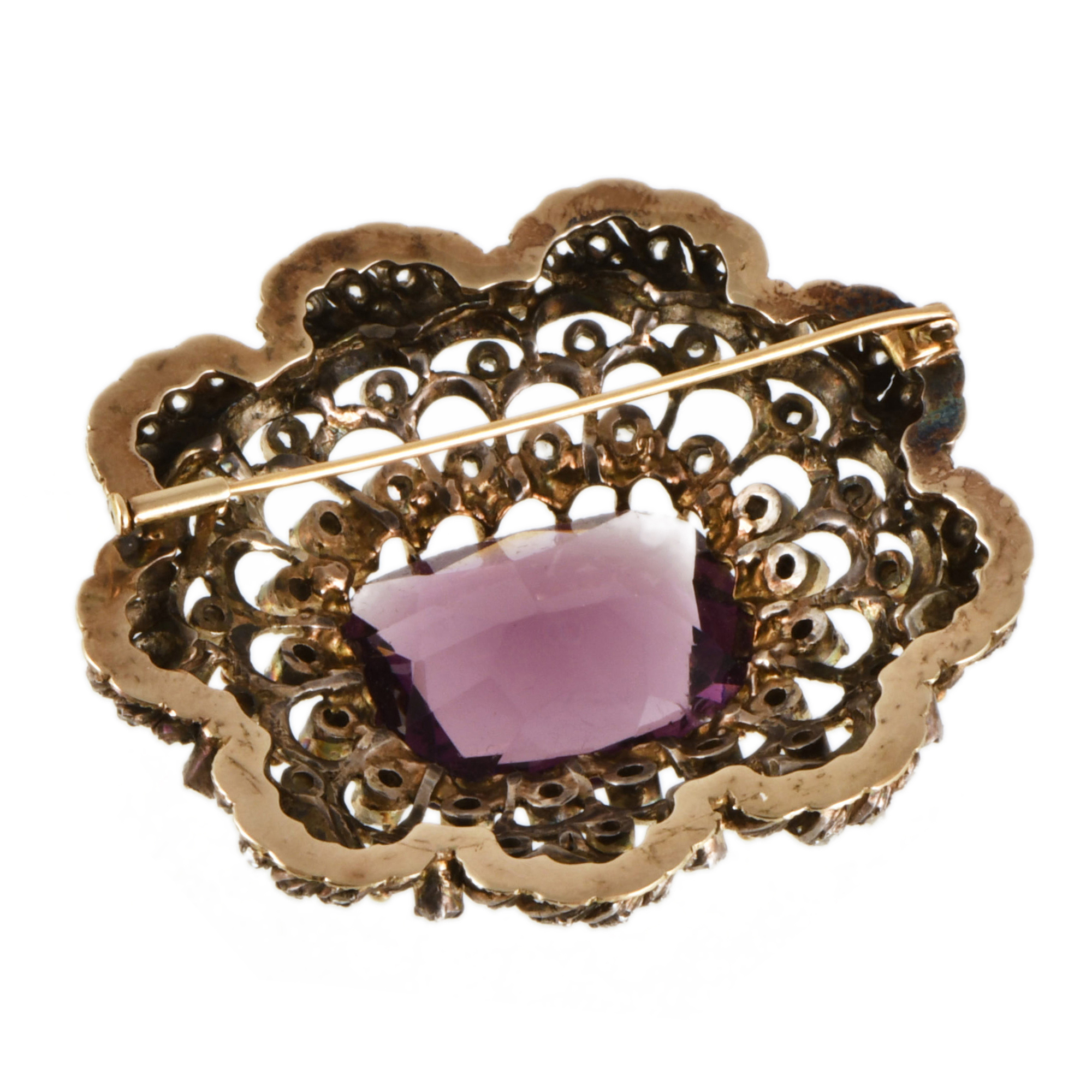 Broche Belle époque con amatista central y diamantes.