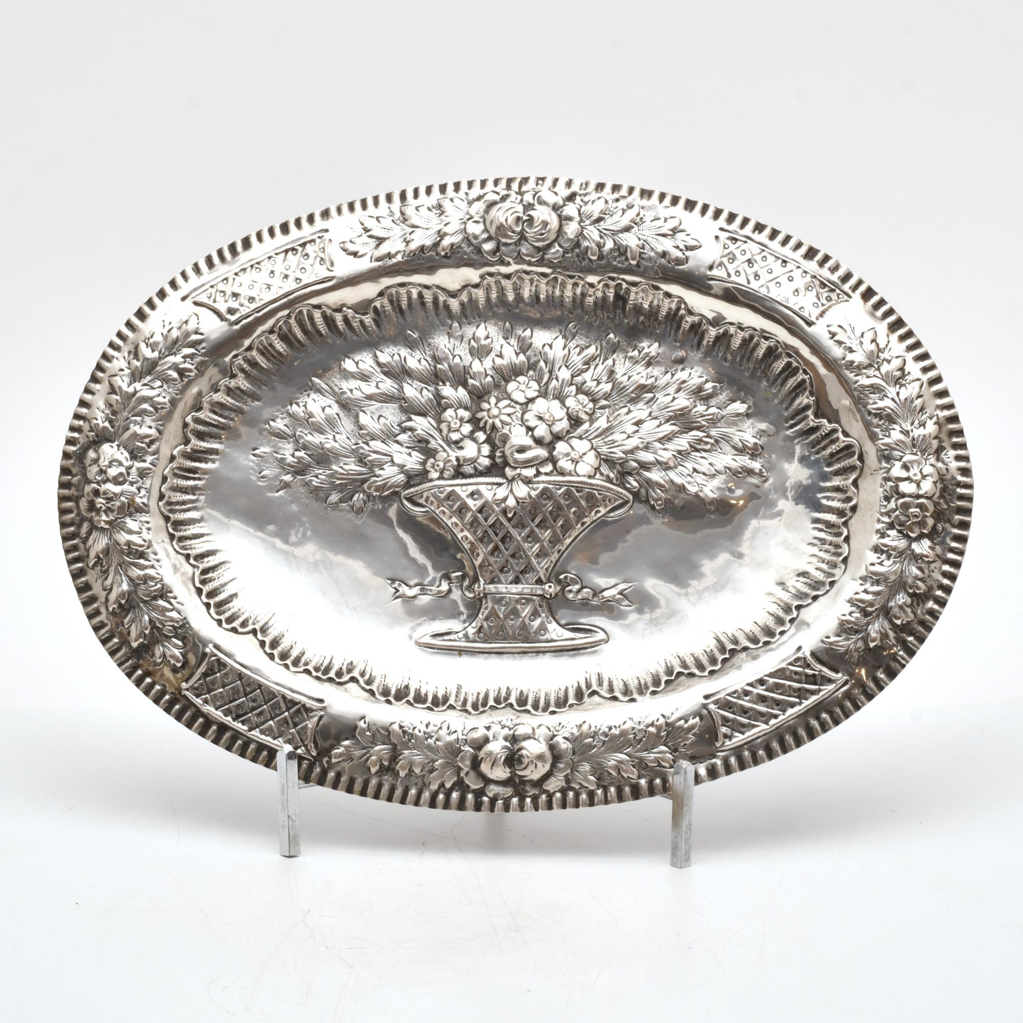 Lote de tres bandejas, estilo barroco, siglo XX.