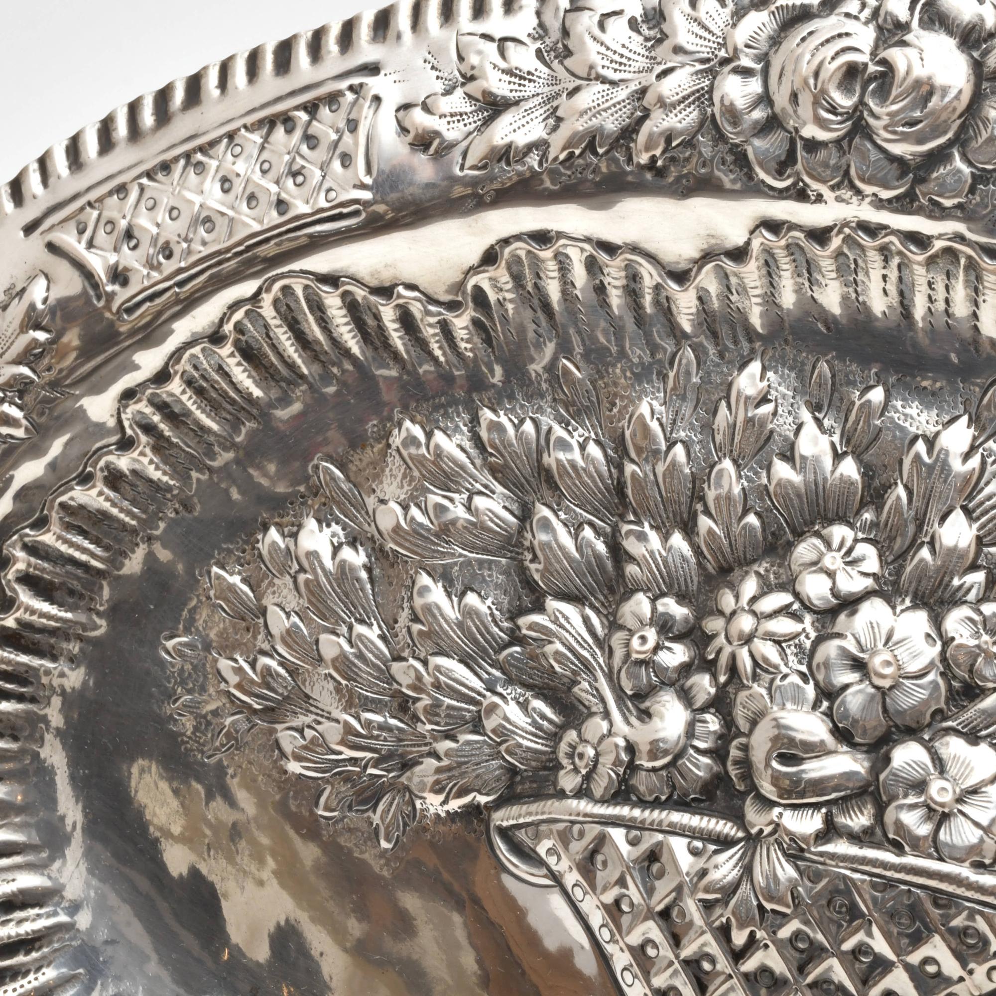 Lote de tres bandejas, estilo barroco, siglo XX.