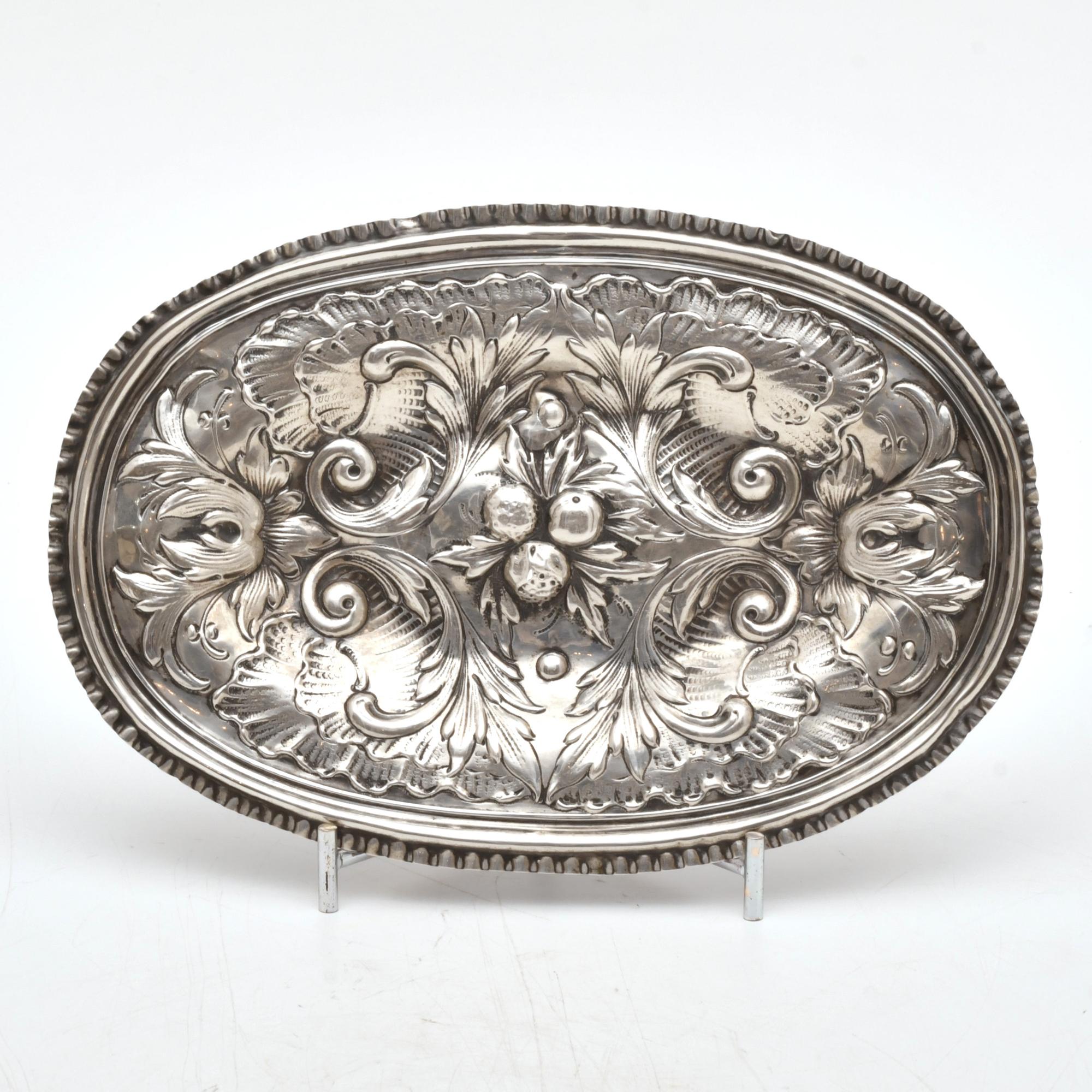 Lote de tres bandejas, estilo barroco, siglo XX.