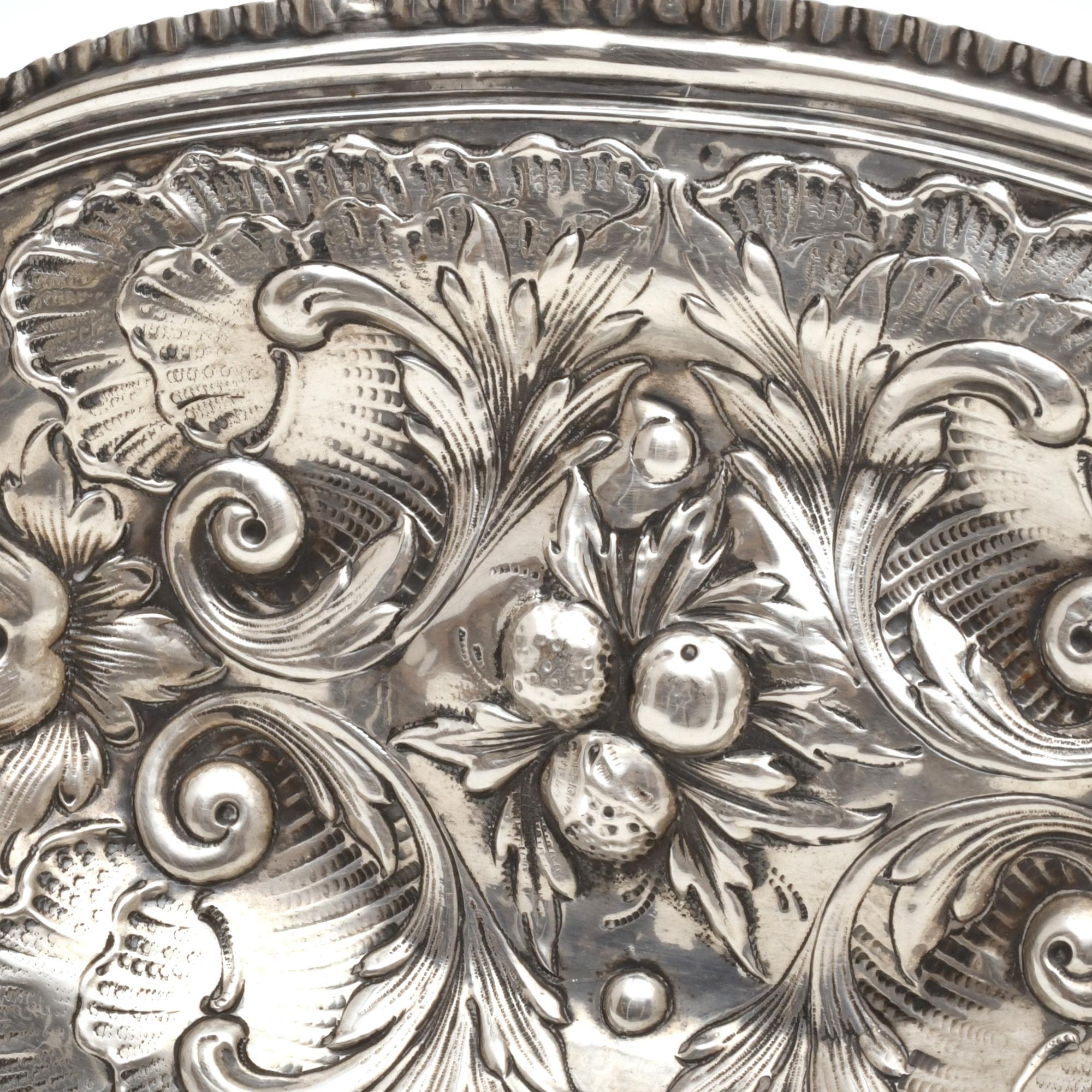 Lote de tres bandejas, estilo barroco, siglo XX.