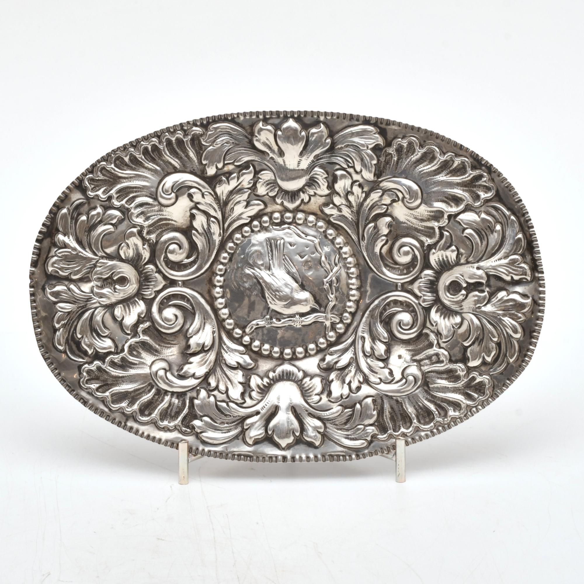 Lote de tres bandejas, estilo barroco, siglo XX.