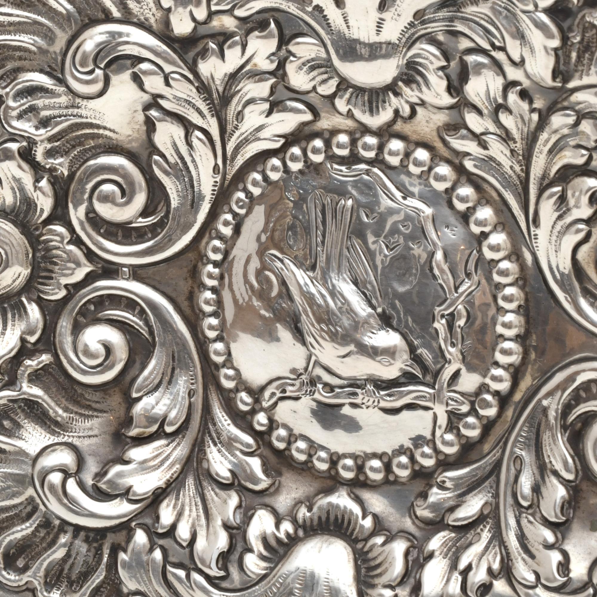 Lote de tres bandejas, estilo barroco, siglo XX.